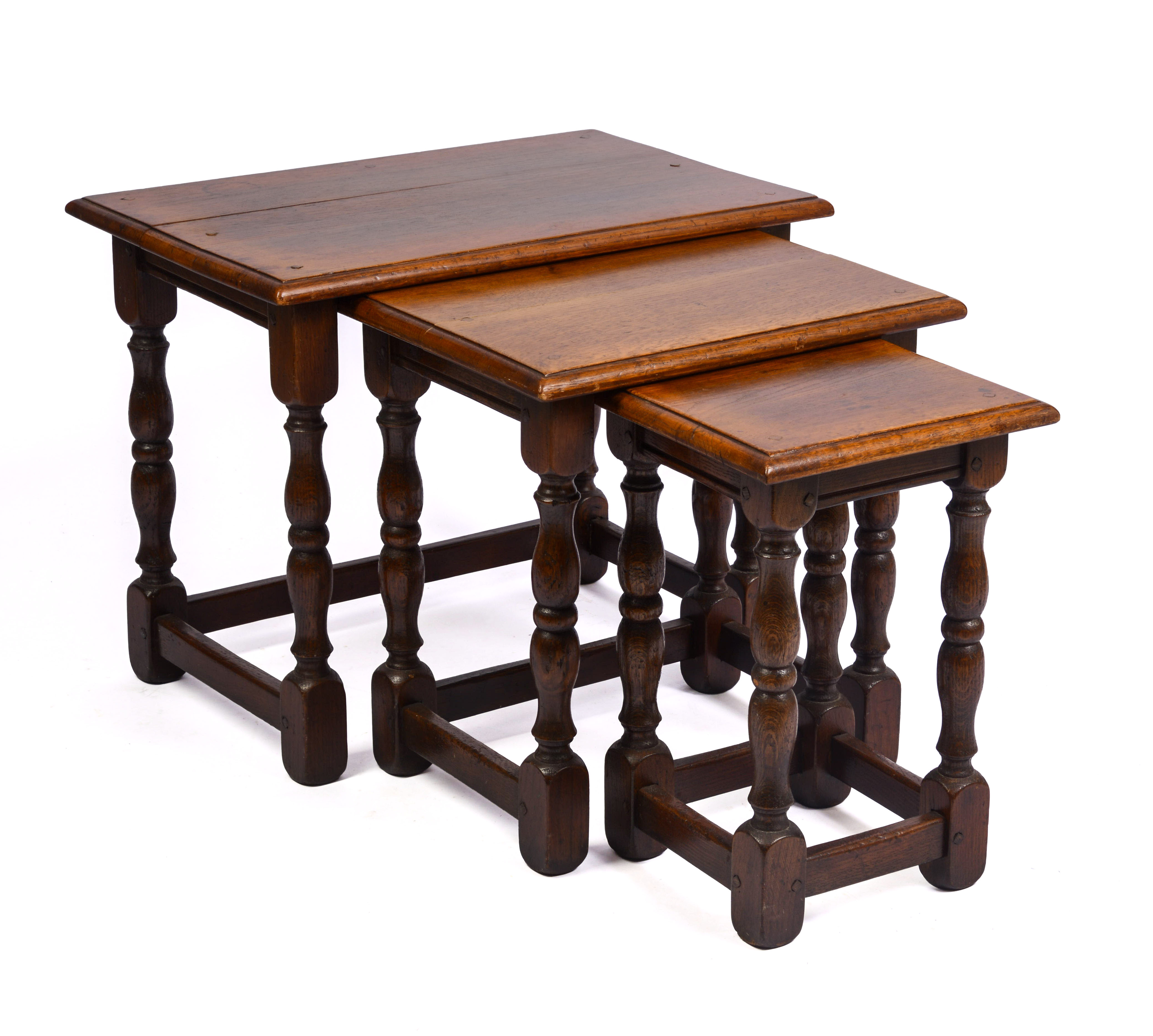 EARLY 20TH CENTURY NEST OF THREE OAK WILLIAM & MARY TABLES.