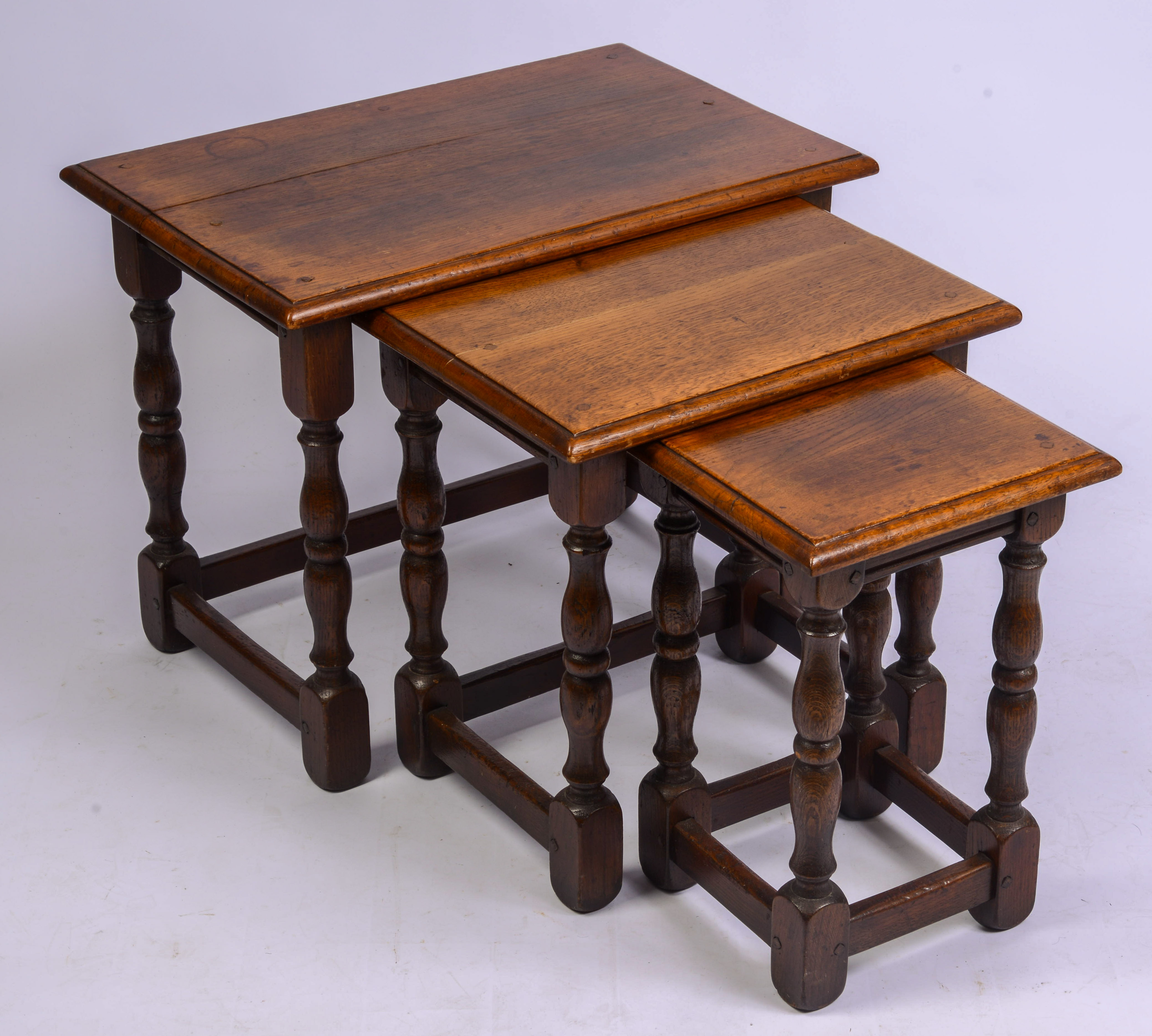 EARLY 20TH CENTURY NEST OF THREE OAK WILLIAM & MARY TABLES.