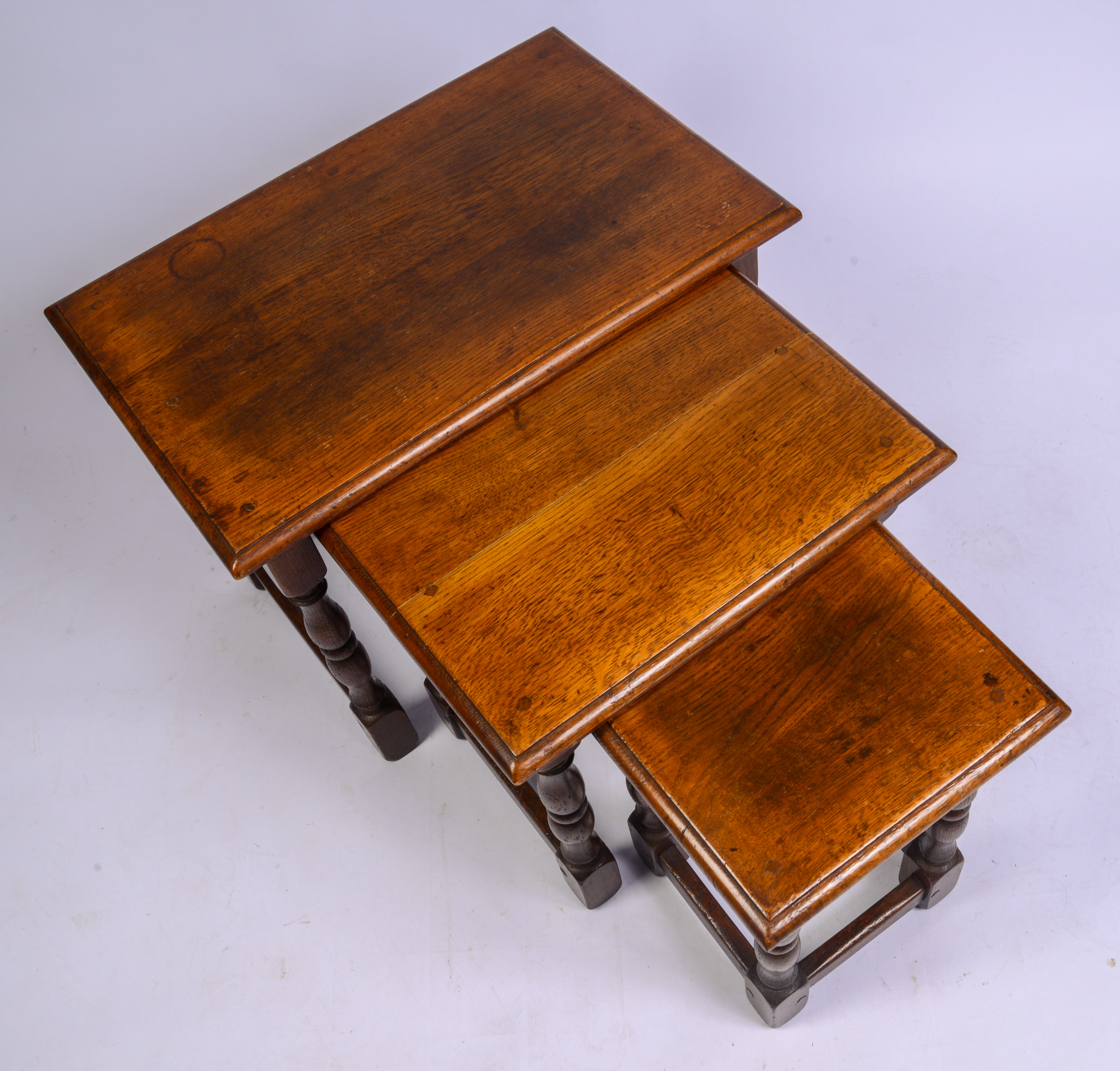 EARLY 20TH CENTURY NEST OF THREE OAK WILLIAM & MARY TABLES.