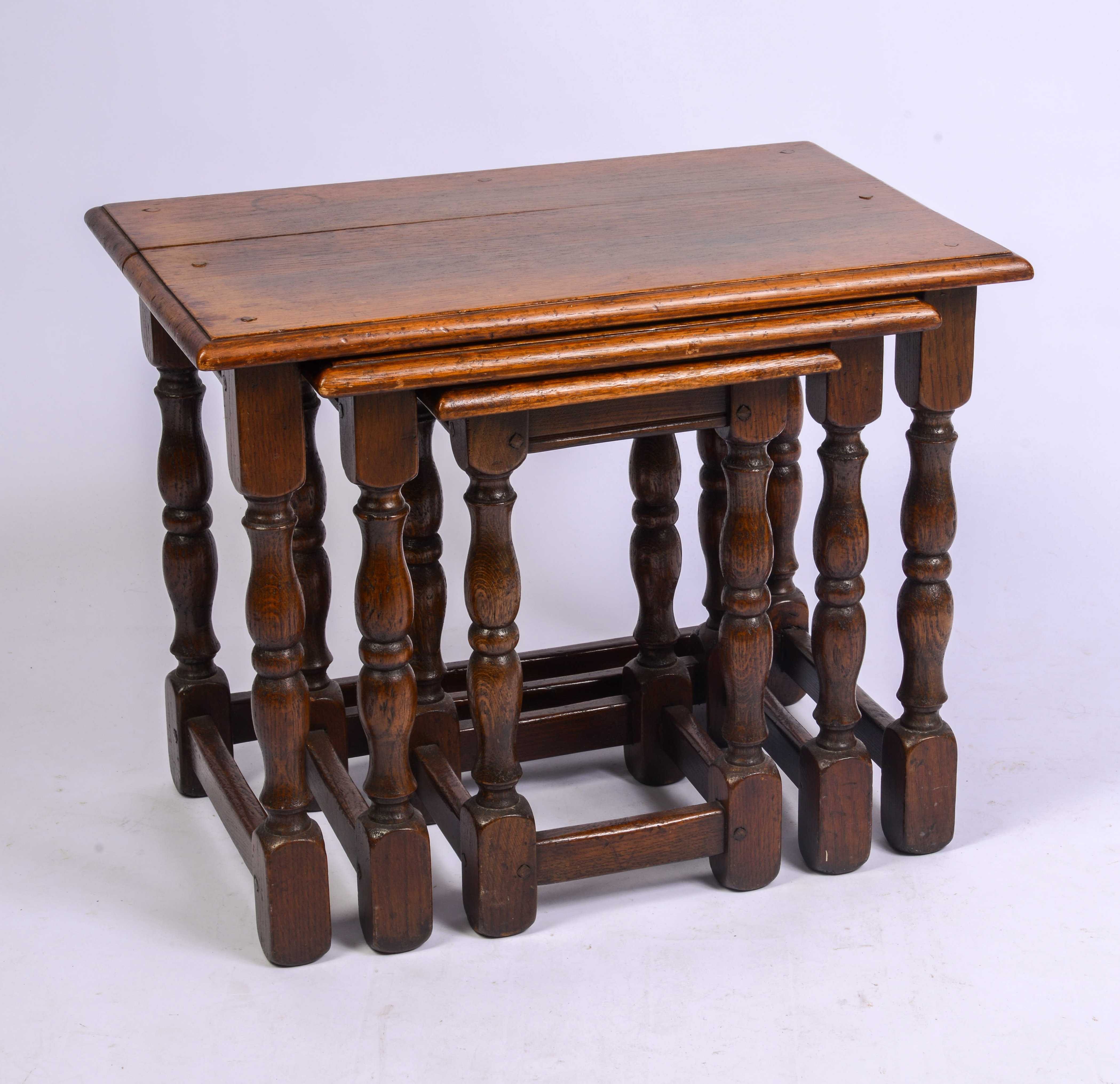 EARLY 20TH CENTURY NEST OF THREE OAK WILLIAM & MARY TABLES.