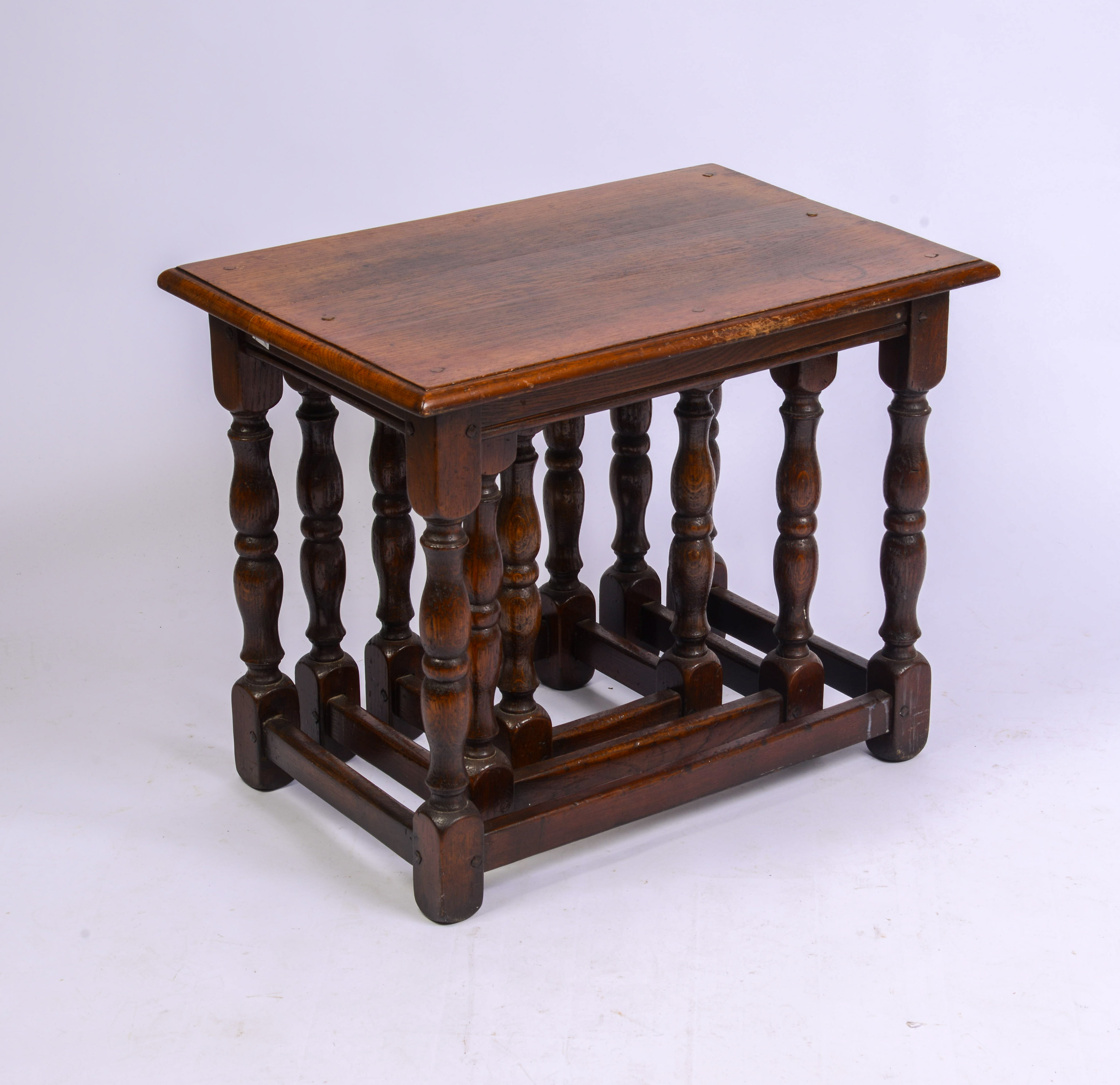 EARLY 20TH CENTURY NEST OF THREE OAK WILLIAM & MARY TABLES.