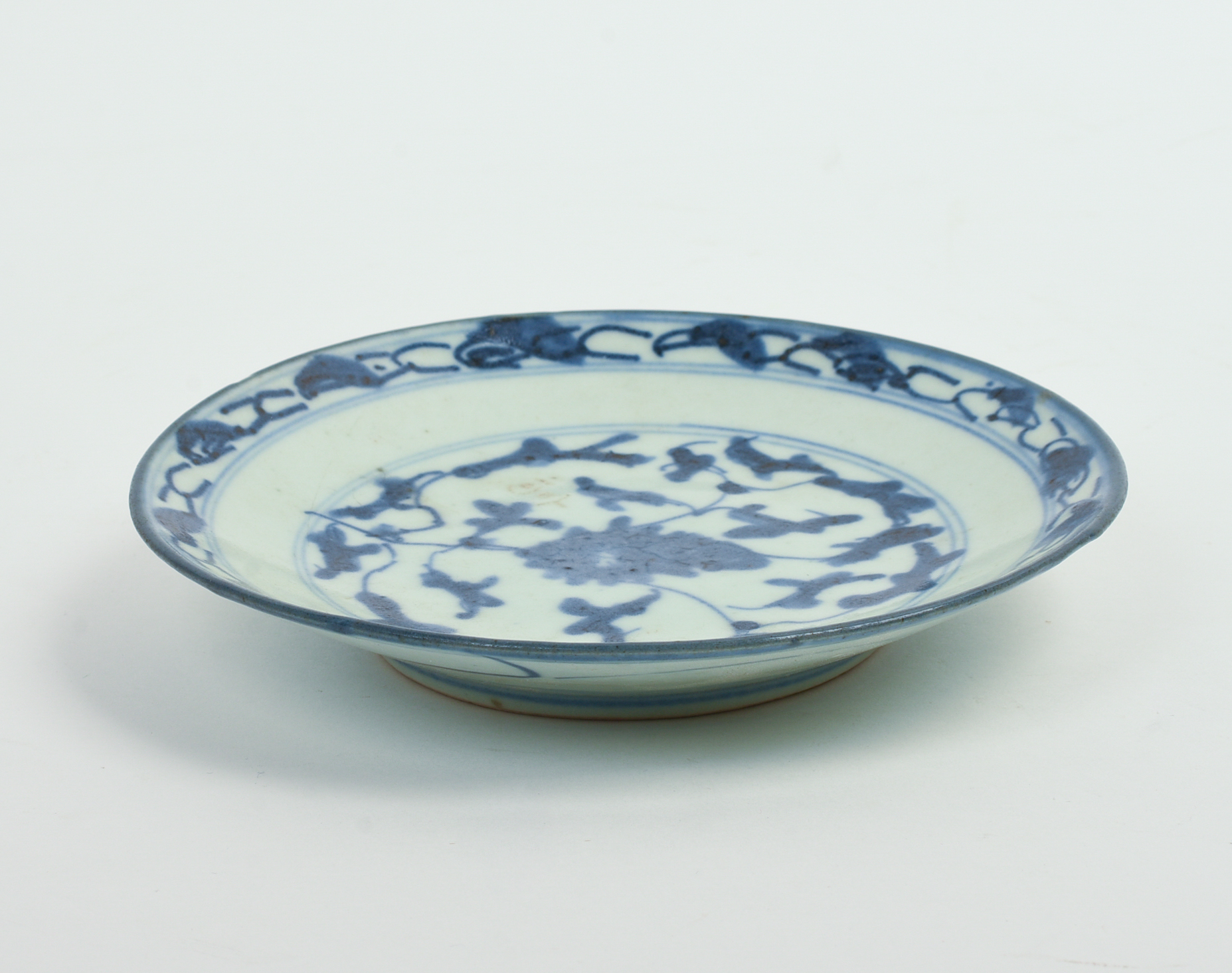 SMALL CHINESE BLUE AND WHITE DISH.