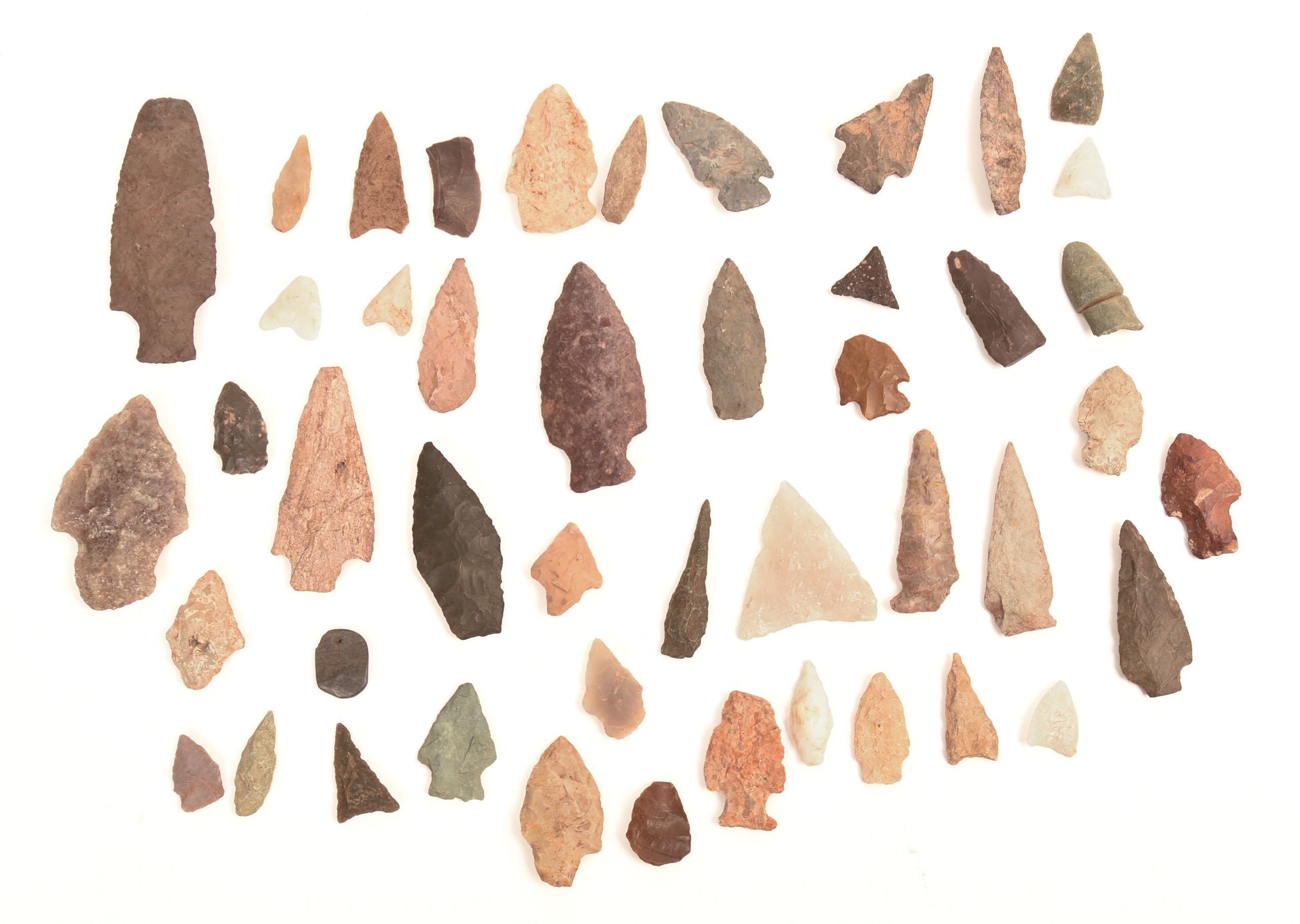 COLLECTION OF NATIVE AMERICAN ARROWHEADS.