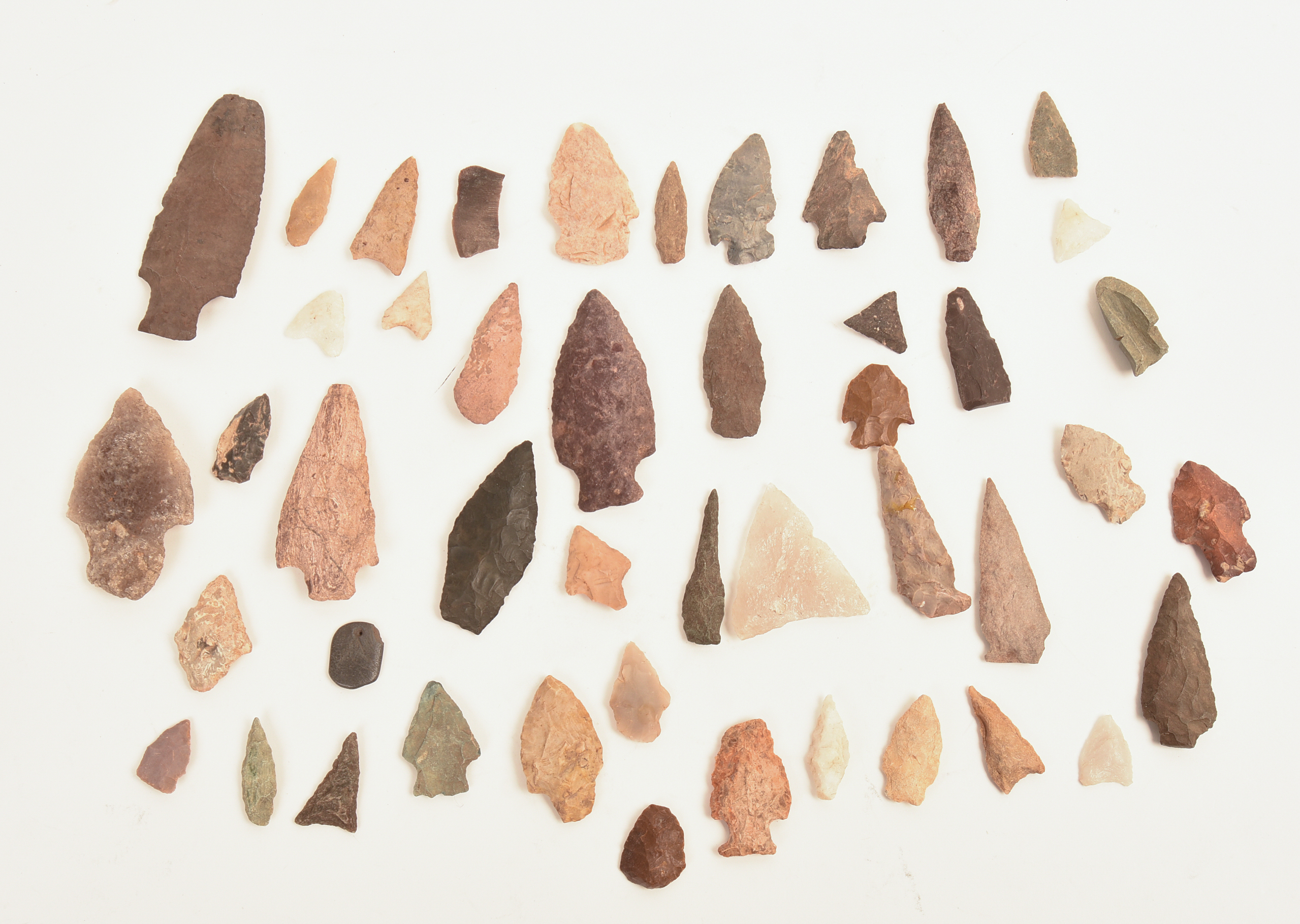 COLLECTION OF NATIVE AMERICAN ARROWHEADS.