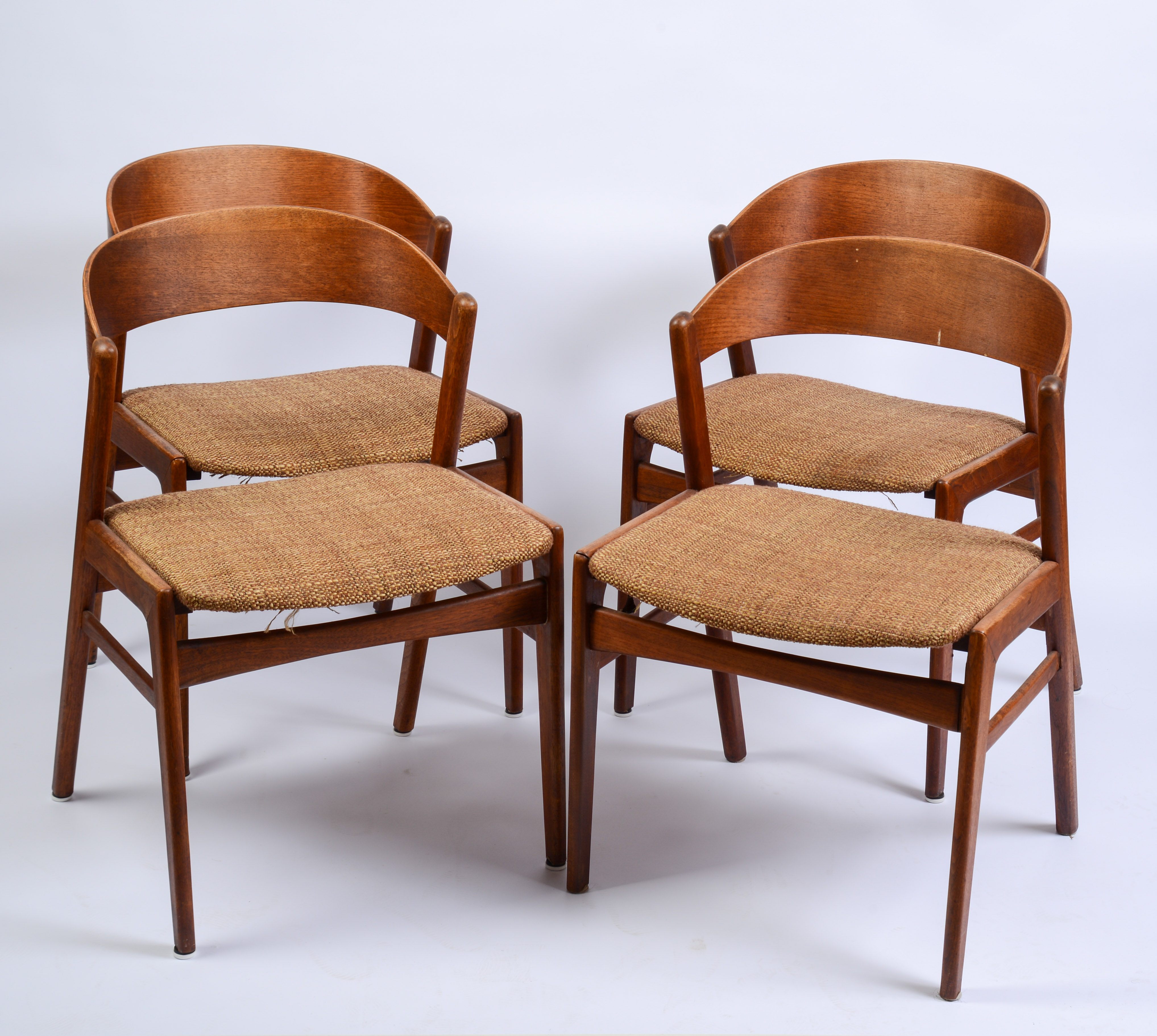 FOUR MID CENTURY MODERN SIDE CHAIRS.
