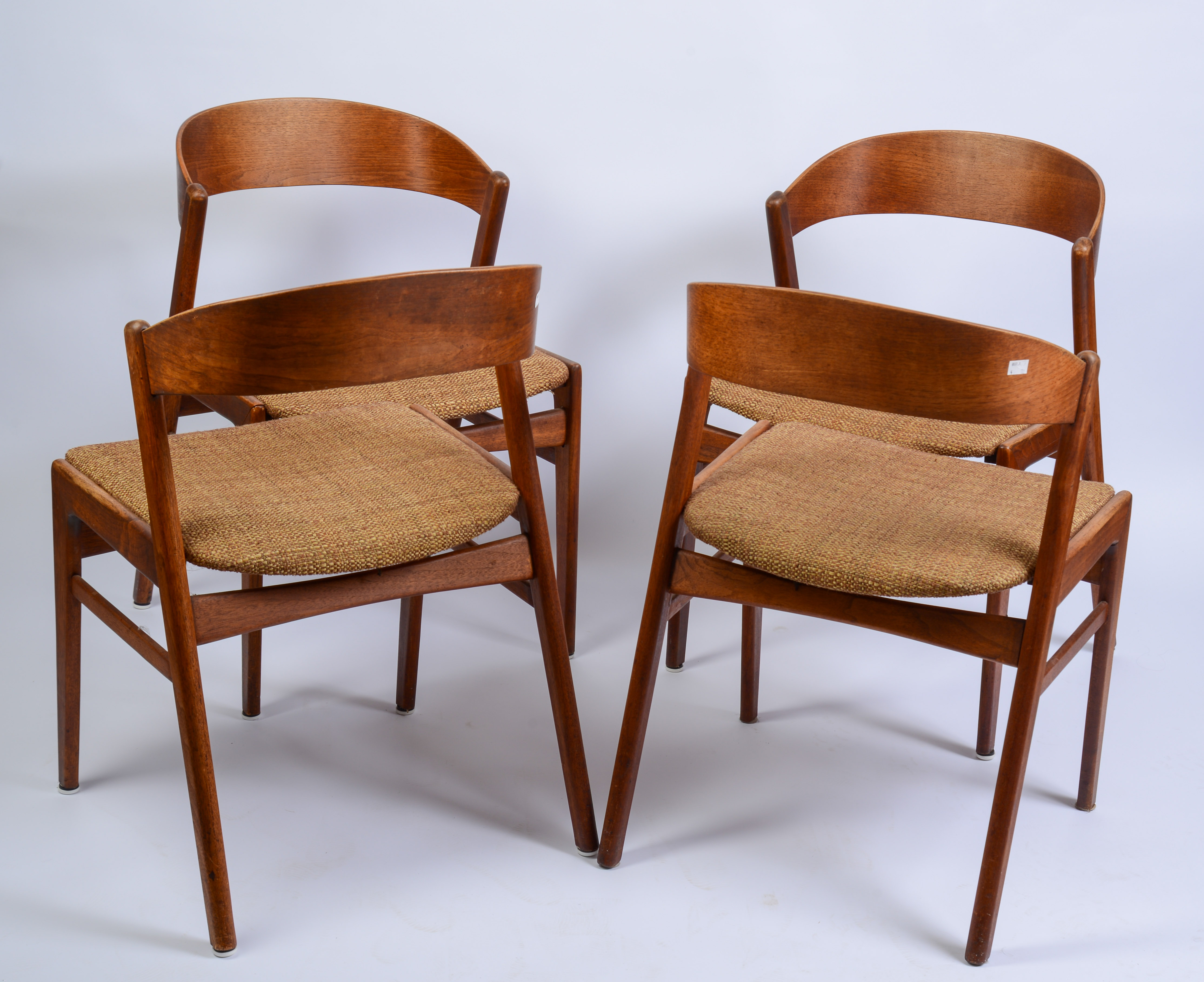 FOUR MID CENTURY MODERN SIDE CHAIRS.