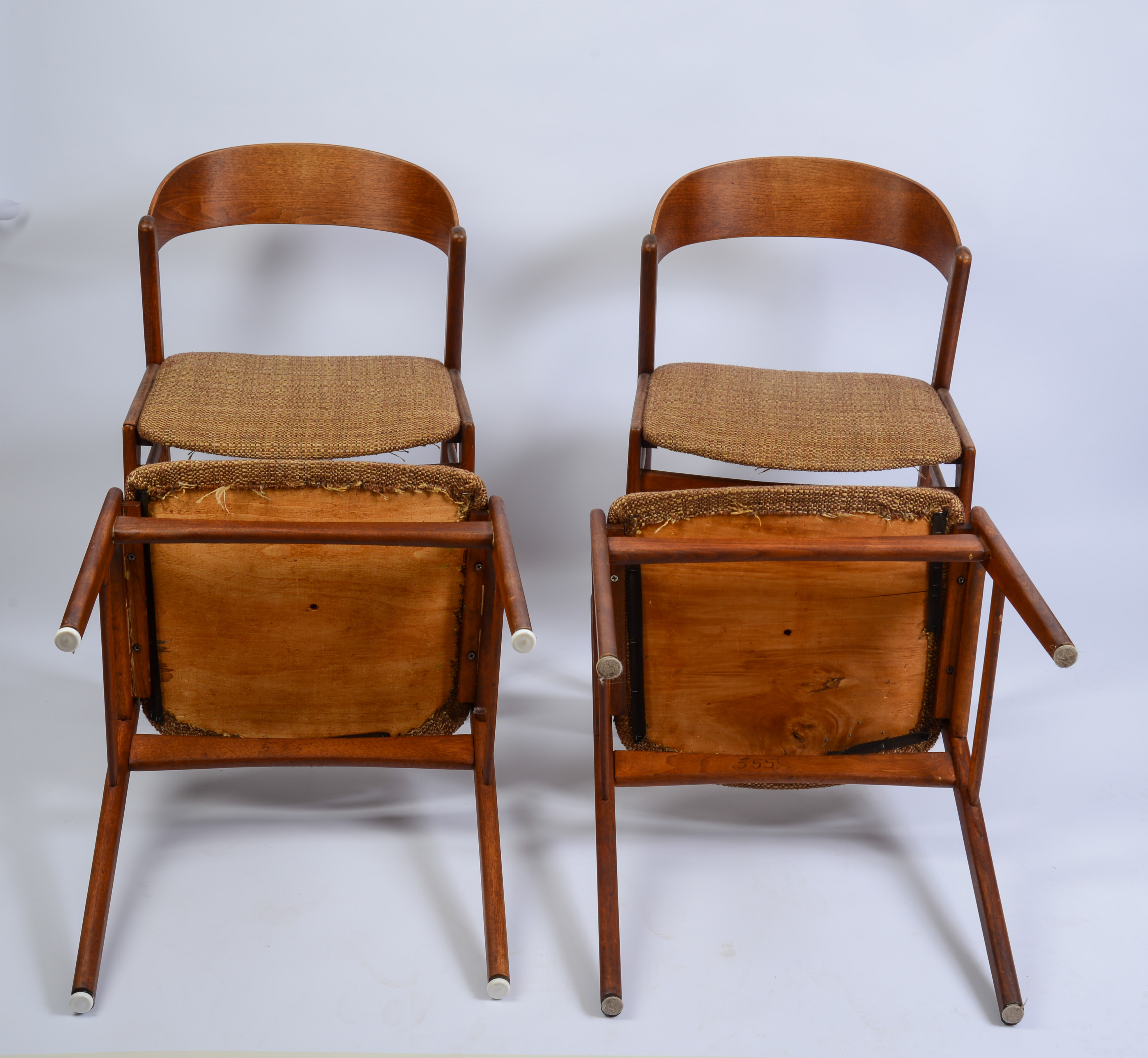 FOUR MID CENTURY MODERN SIDE CHAIRS.