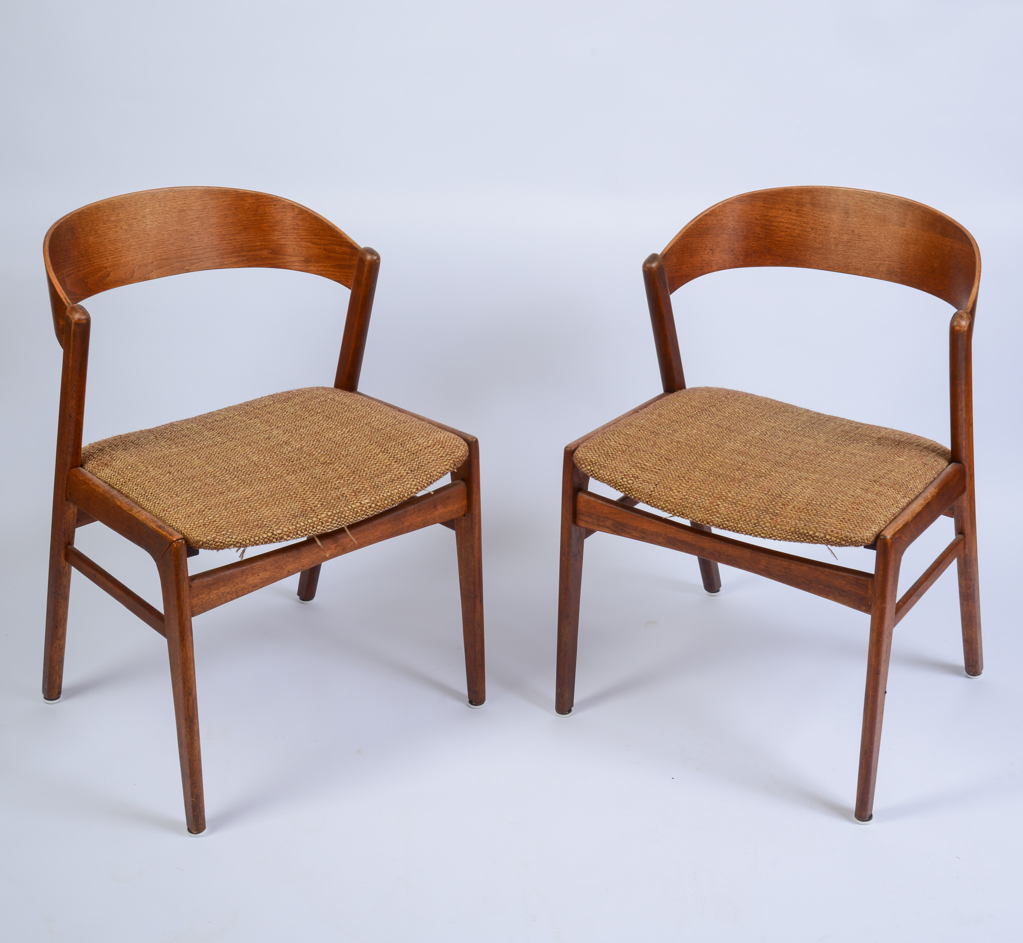 FOUR MID CENTURY MODERN SIDE CHAIRS.