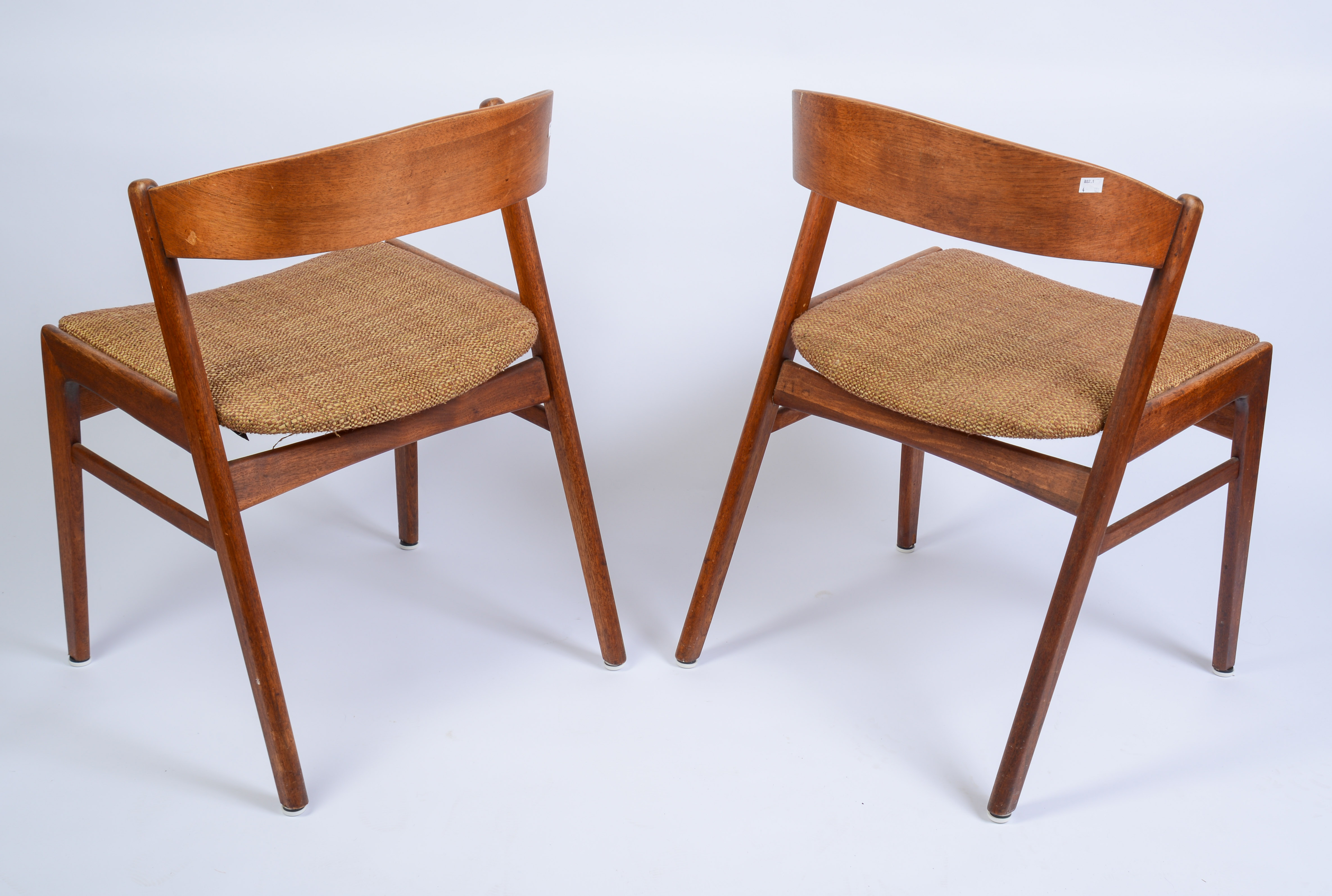 FOUR MID CENTURY MODERN SIDE CHAIRS.