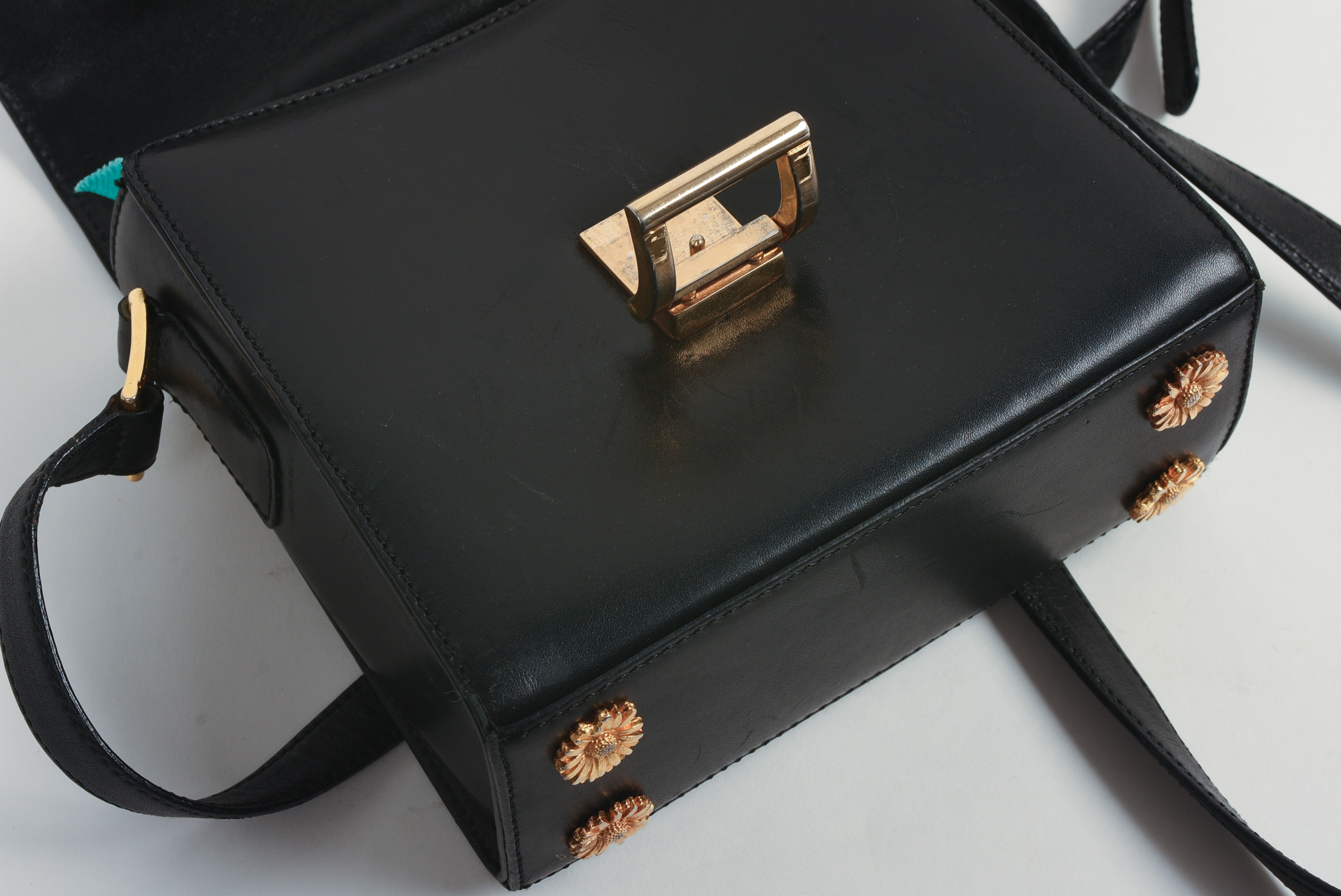 ESCADA LEATHER PURSE.