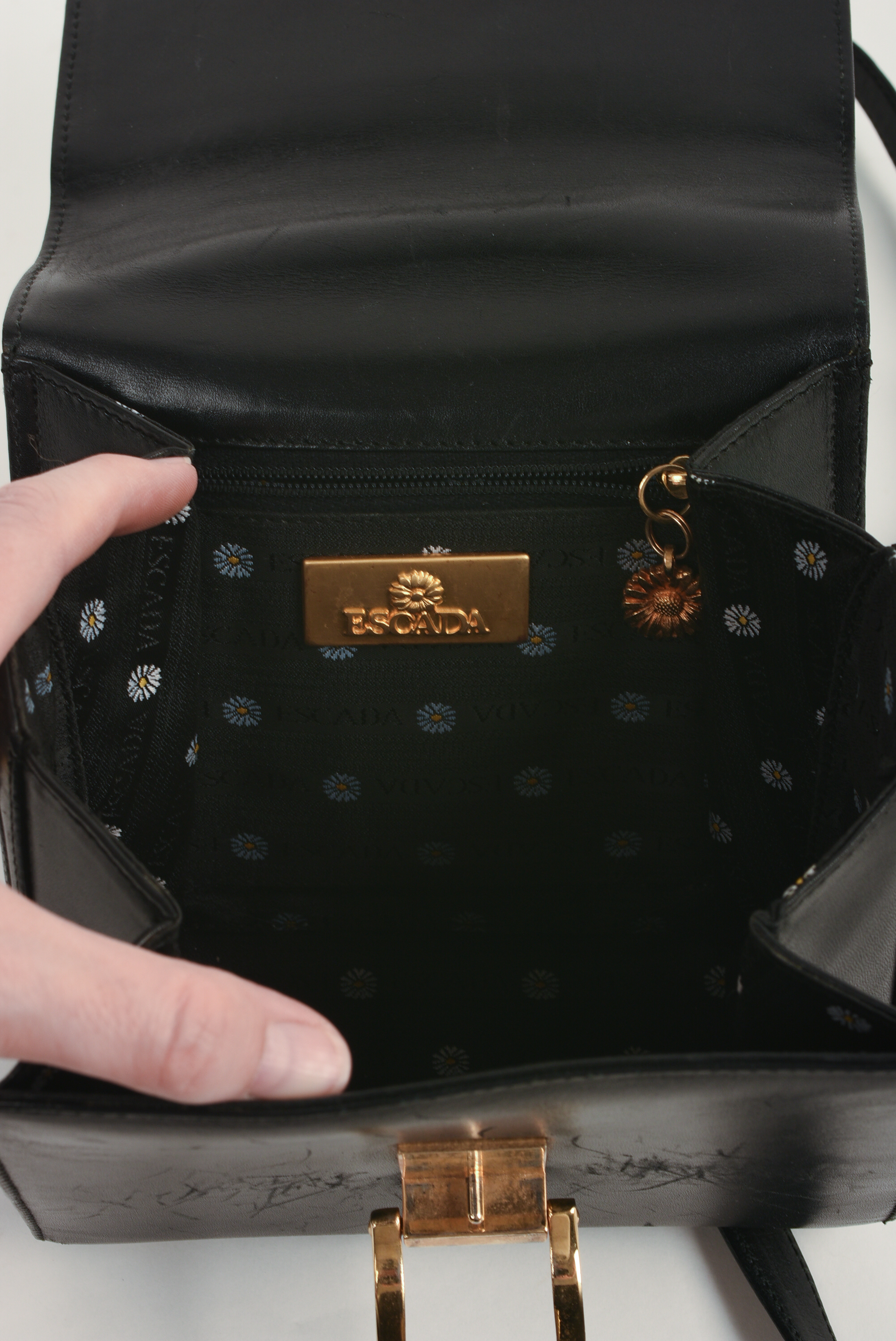 ESCADA LEATHER PURSE.