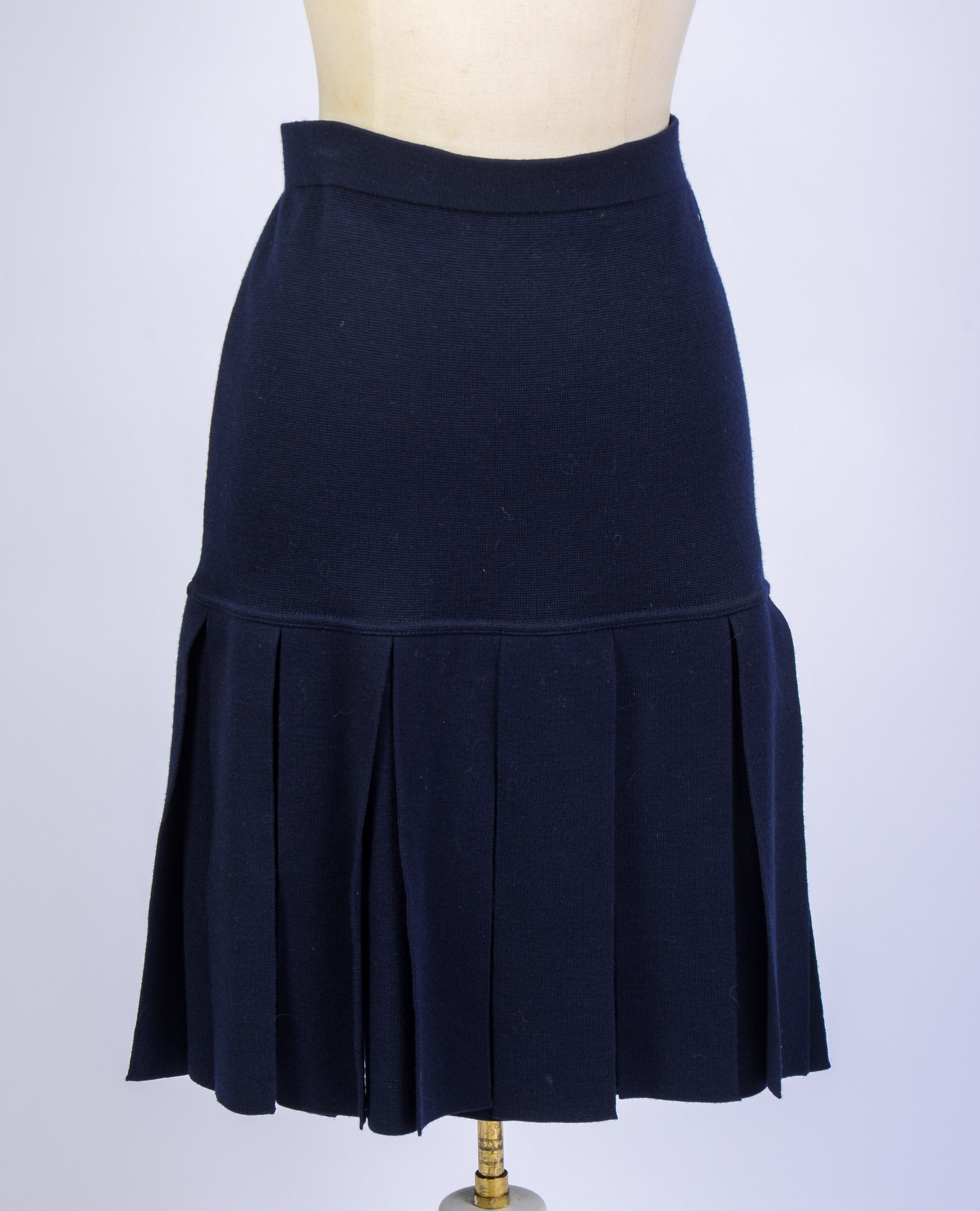 CHANEL BOUTIQUE WOOL SKIRT, SIZE 44.