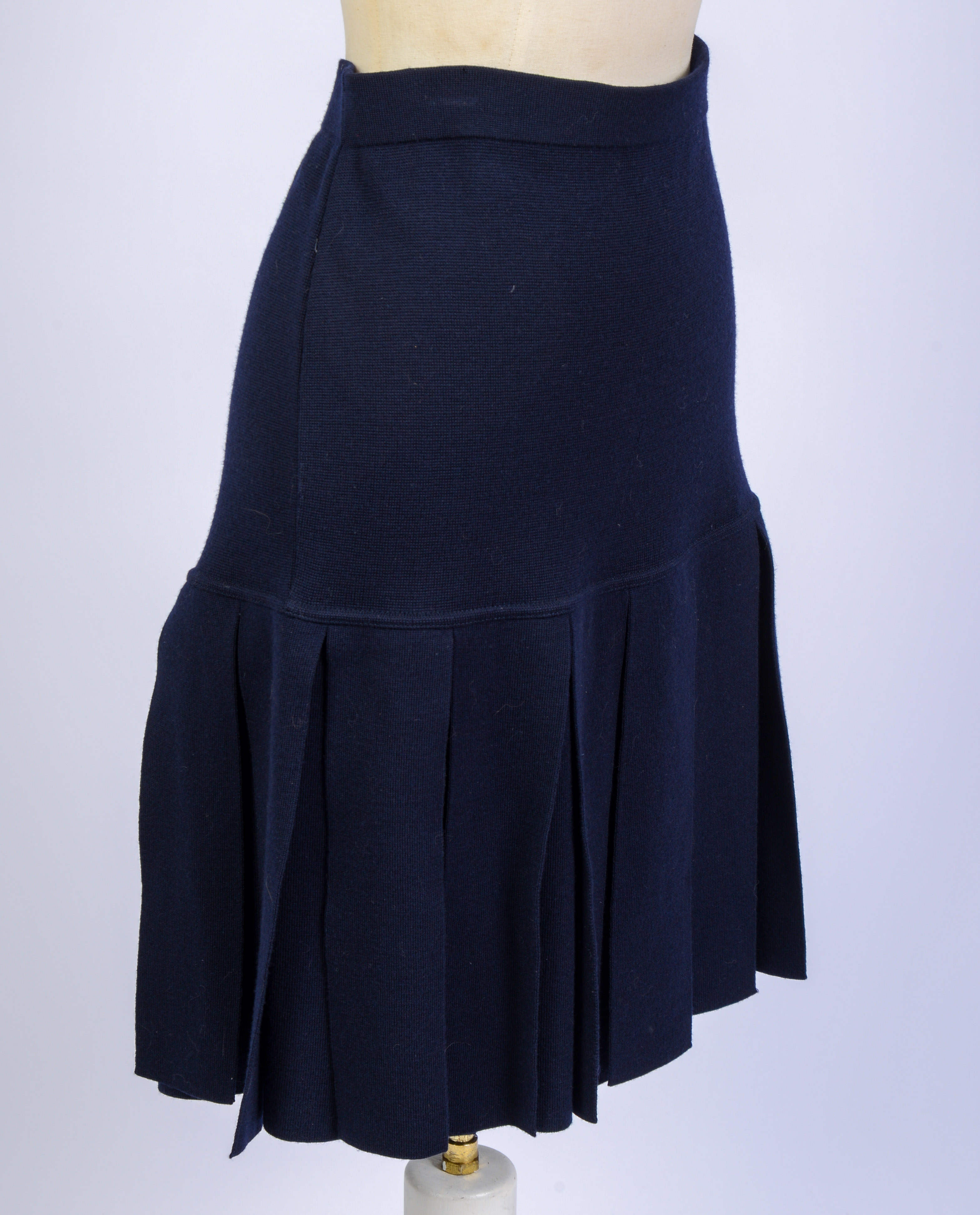 CHANEL BOUTIQUE WOOL SKIRT, SIZE 44.