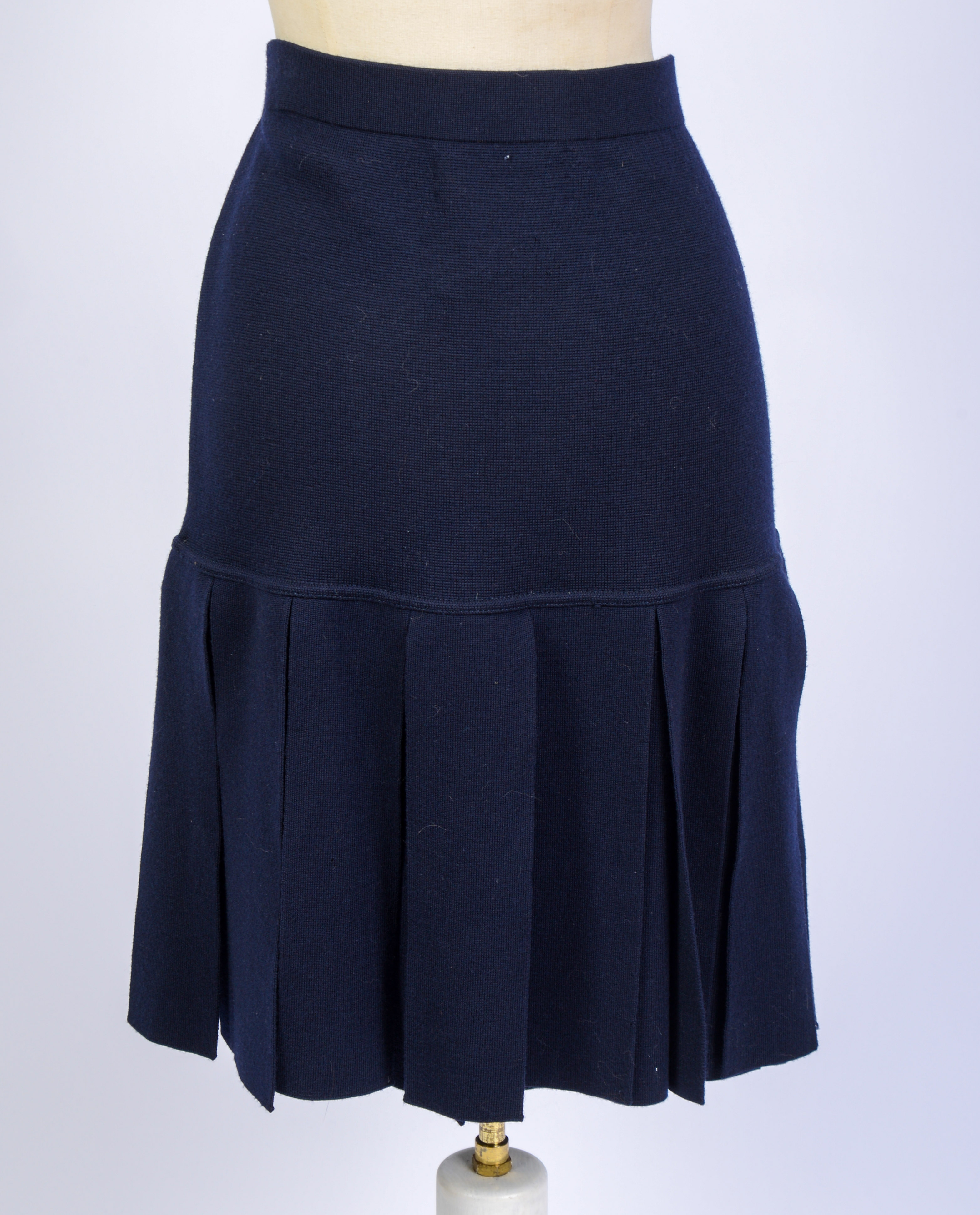 CHANEL BOUTIQUE WOOL SKIRT, SIZE 44.