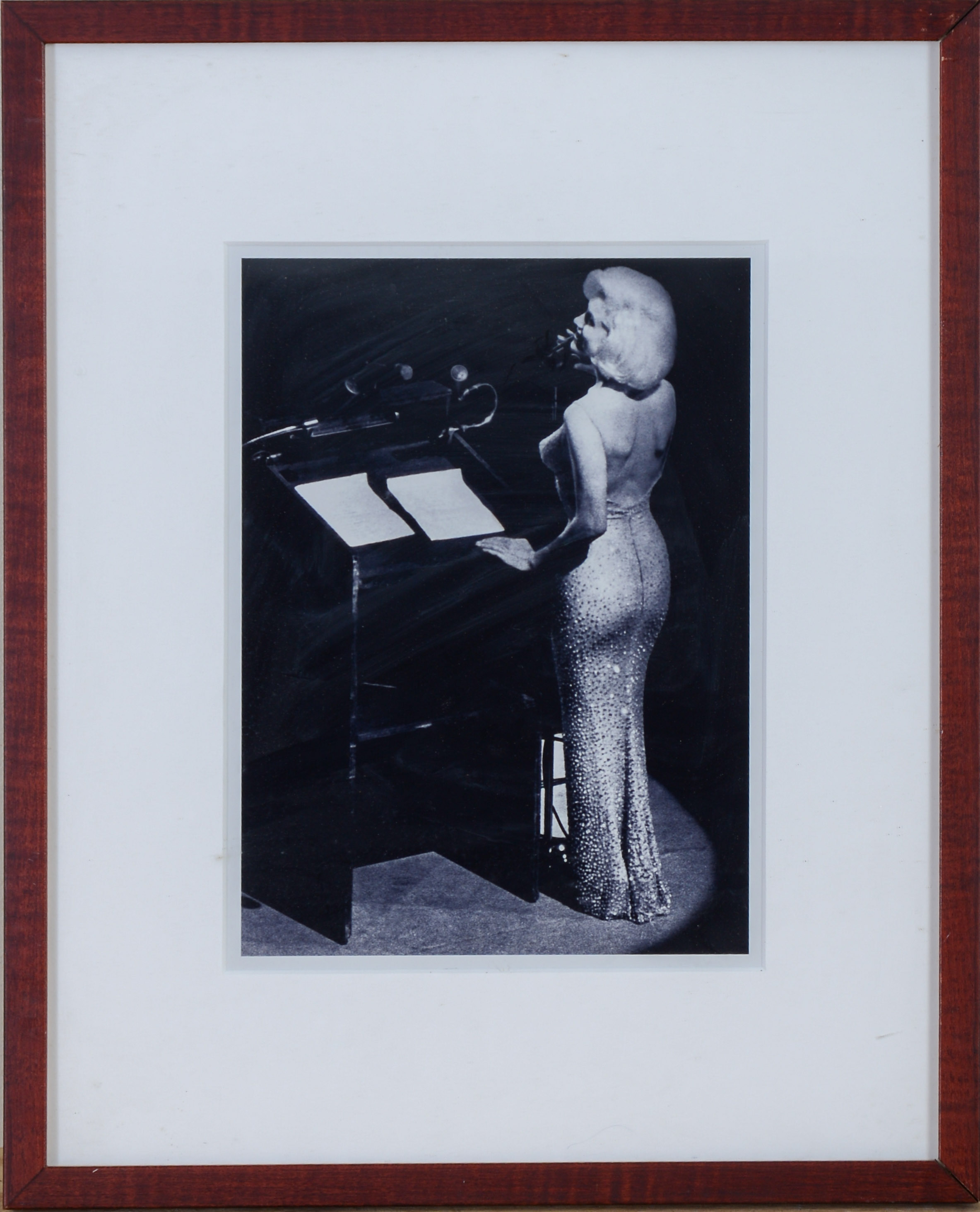 FRAMED PHOTOGRAPH OF MARILYN MONROE.