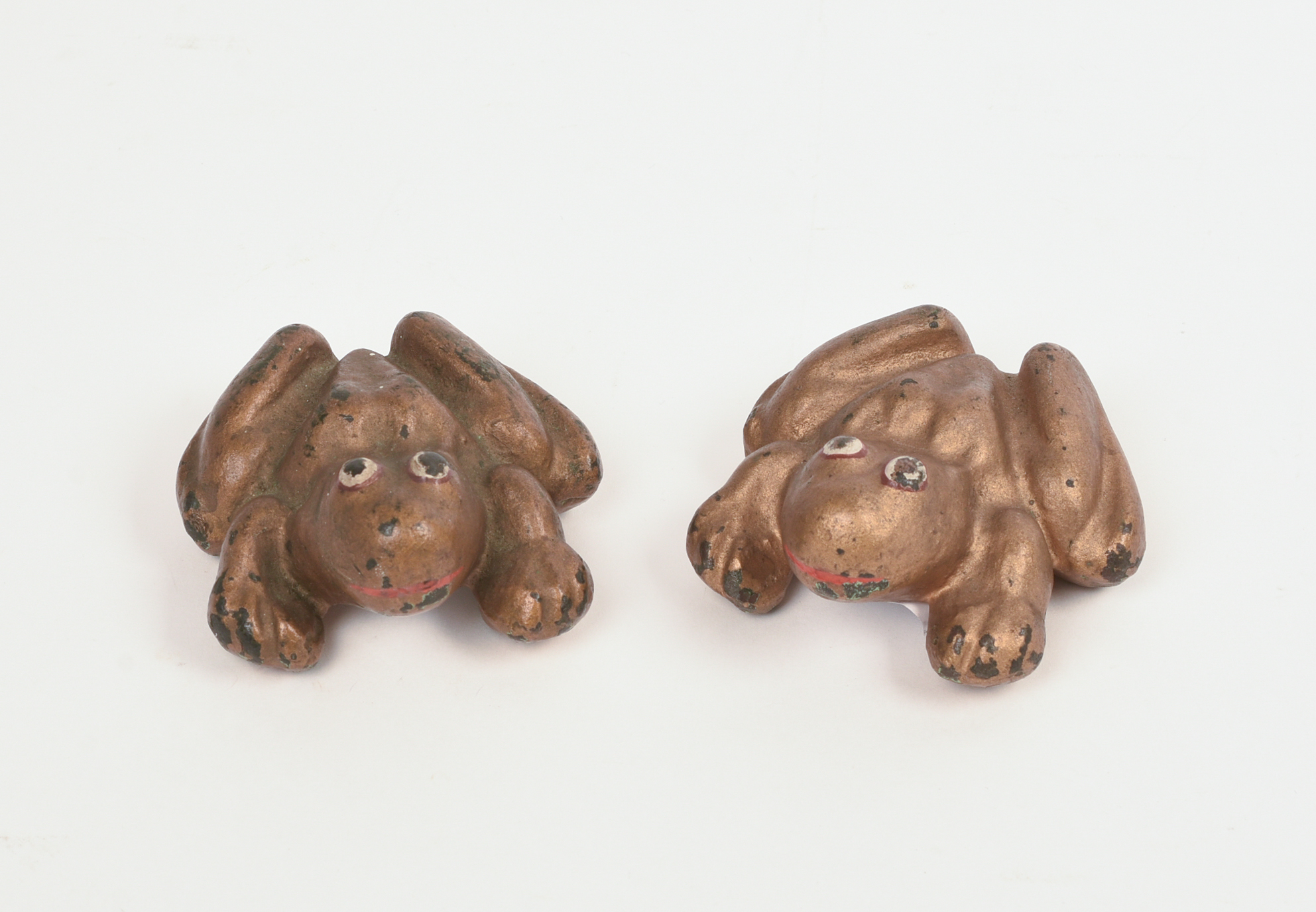 PAIR OF MID CENTURY BRASS FROGS.