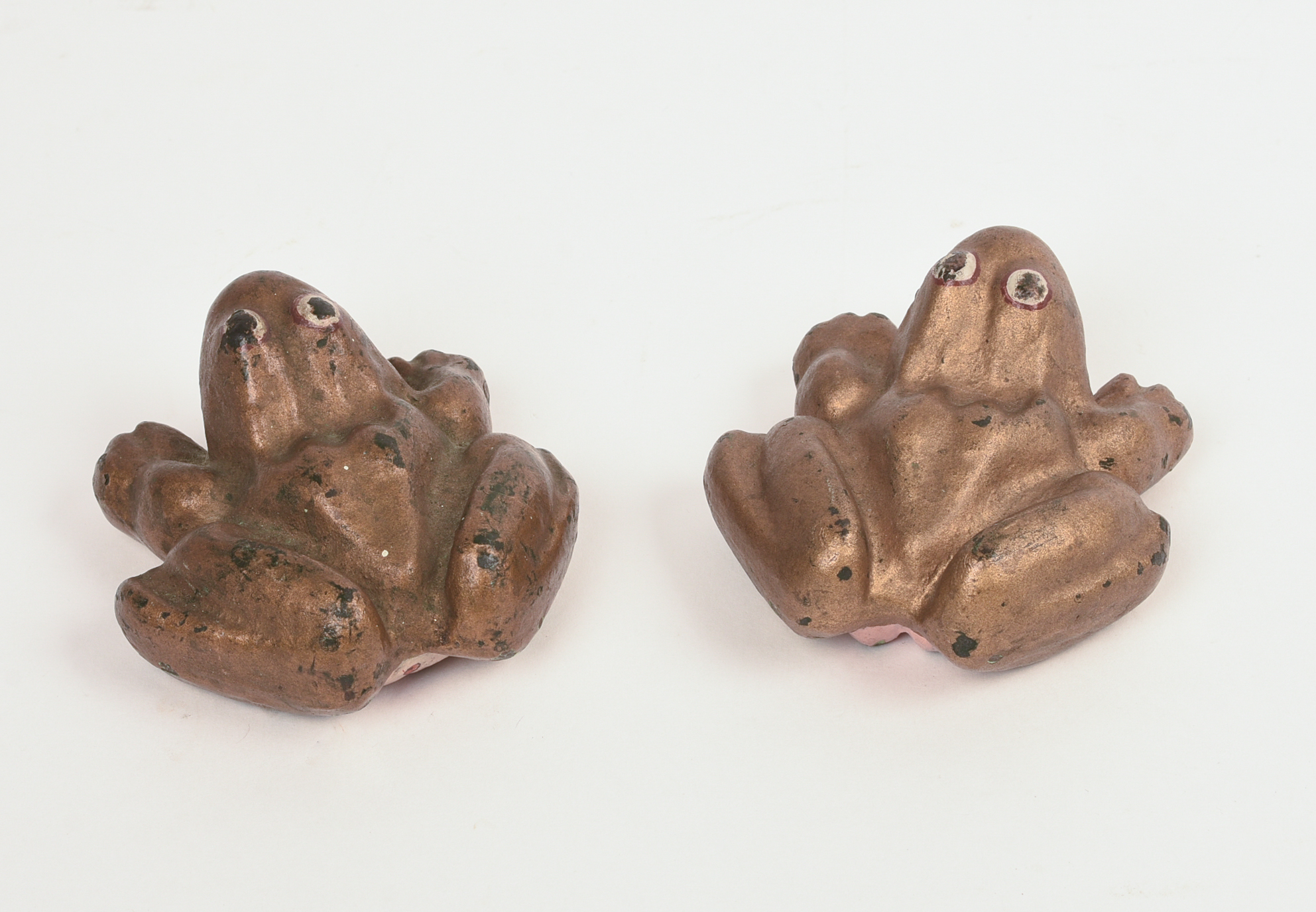 PAIR OF MID CENTURY BRASS FROGS.