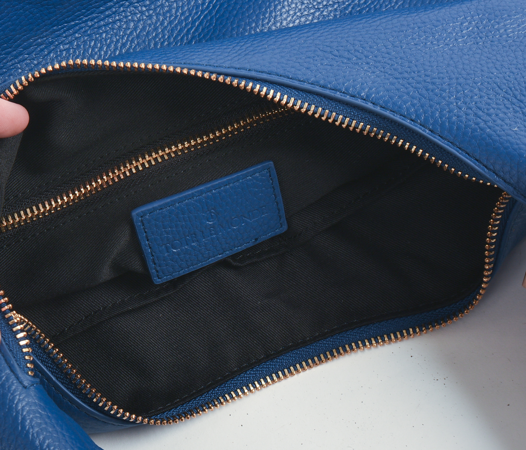 TOTE LE MONDE BLUE LEATHER HANDBAG.