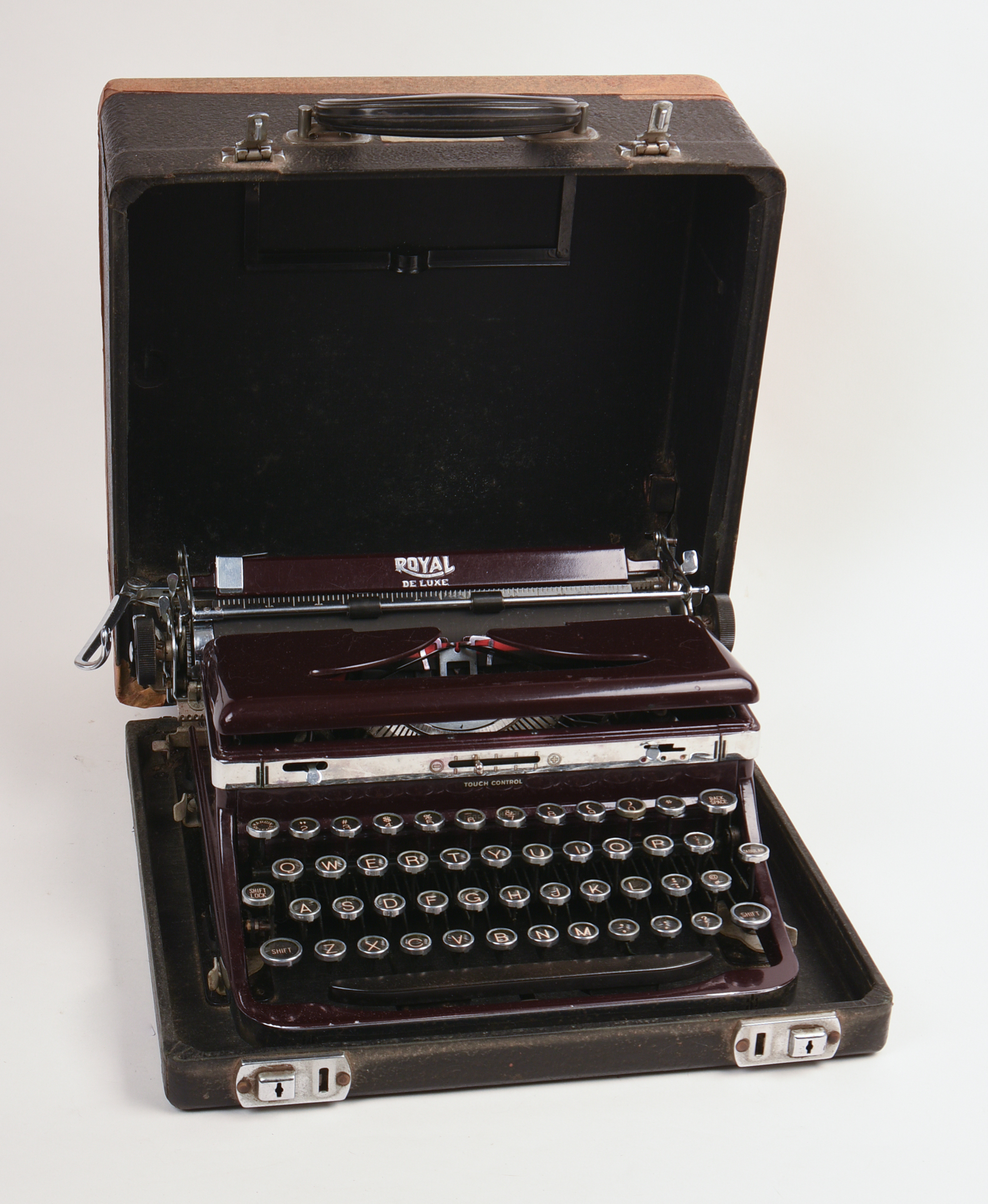 Brown Royal Deluxe Typewriter.