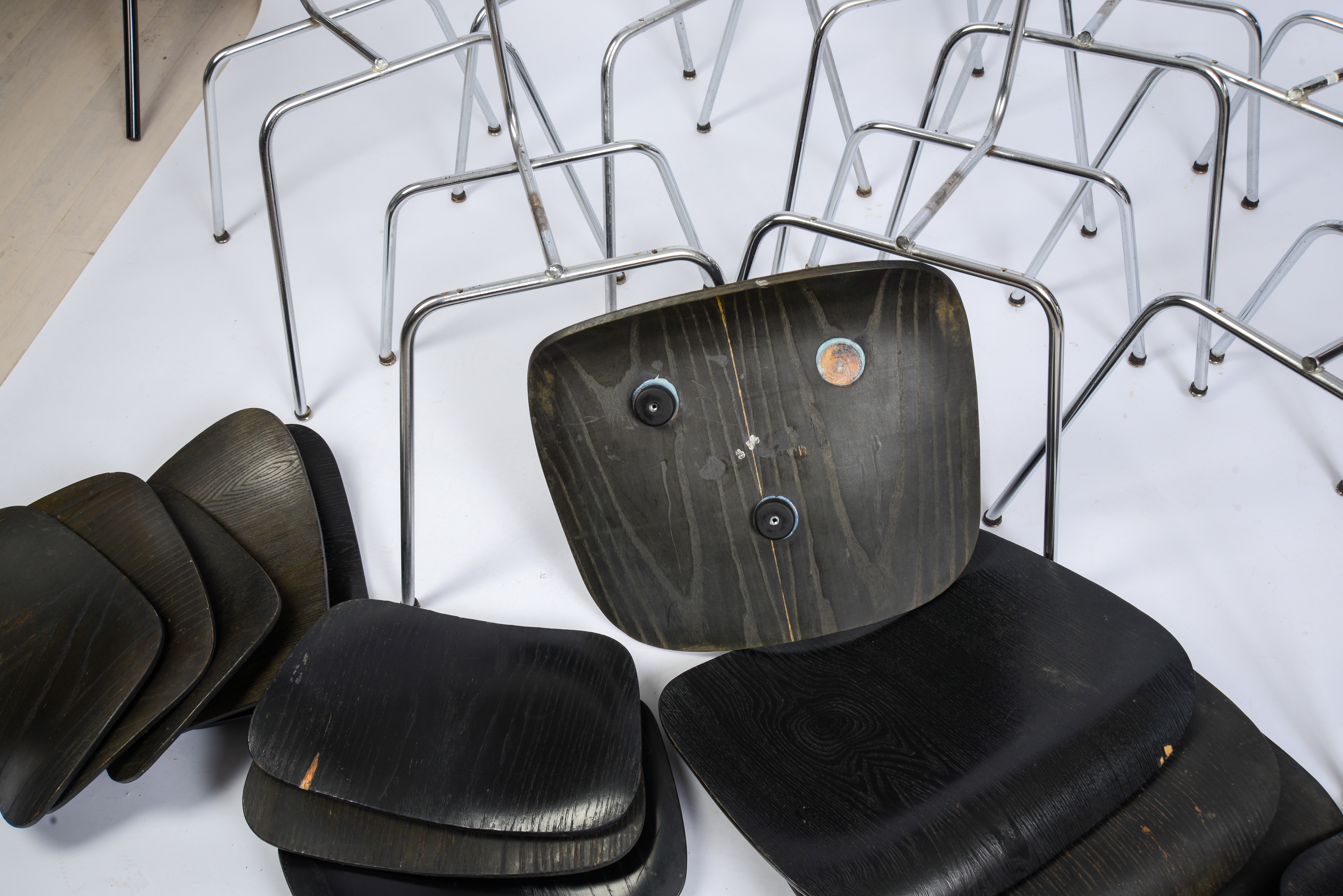 EIGHT HERMAN MILLER DCM CHAIRS.
