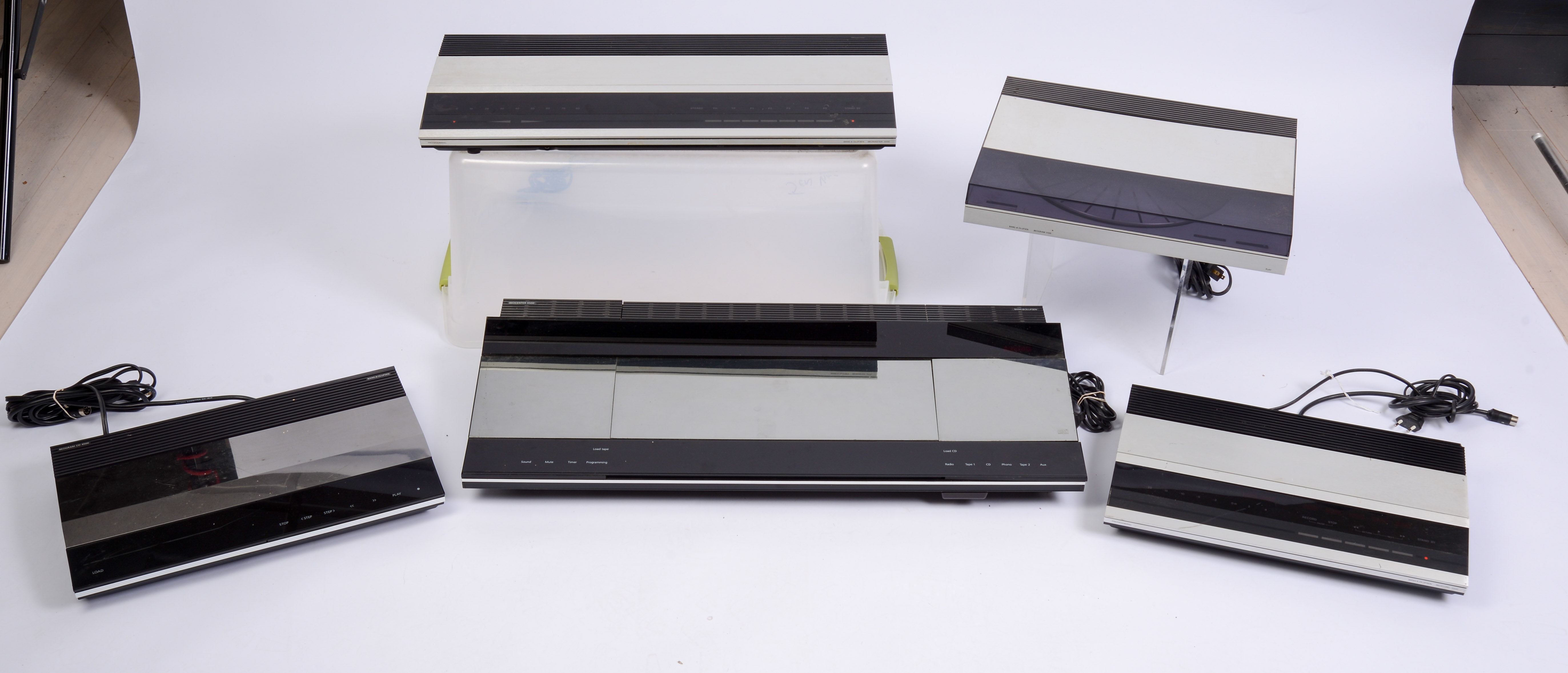 GROUP OF BANGS & OLUFSEN STEREO EQUIPMENT.
