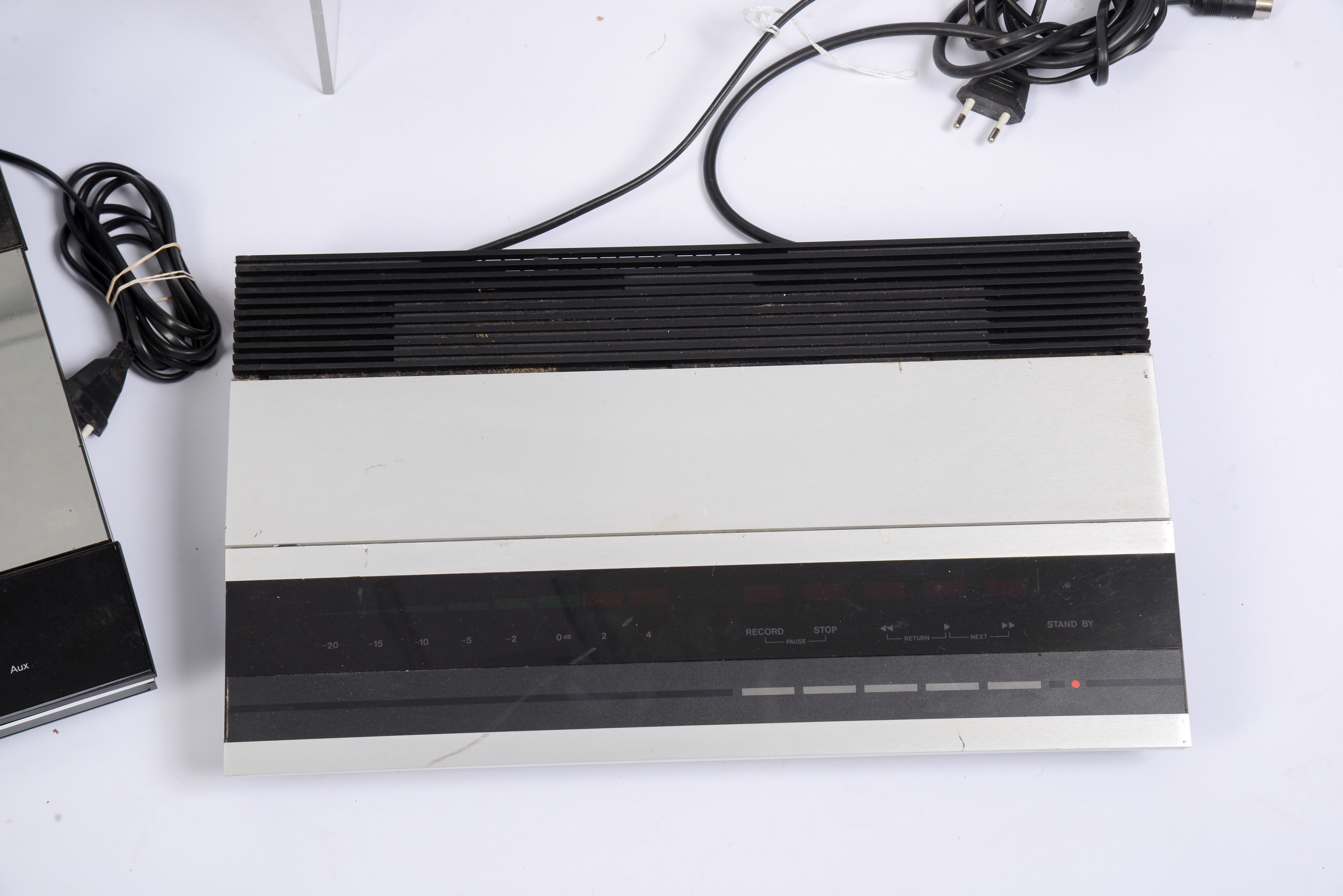 GROUP OF BANGS & OLUFSEN STEREO EQUIPMENT.