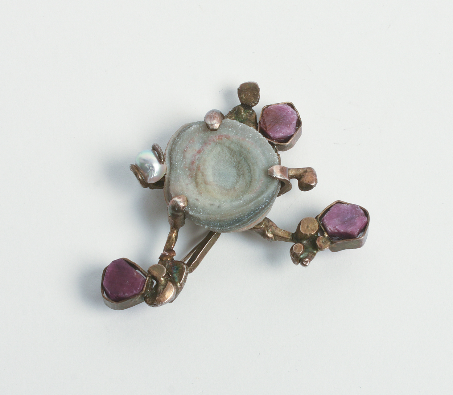 BRUTALIST BROOCH WITH AMETHYST, PEARL AND GEODE.