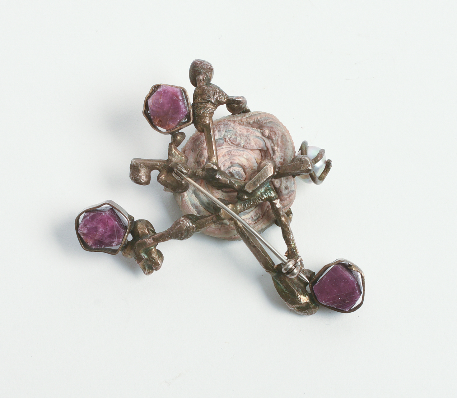 BRUTALIST BROOCH WITH AMETHYST, PEARL AND GEODE.