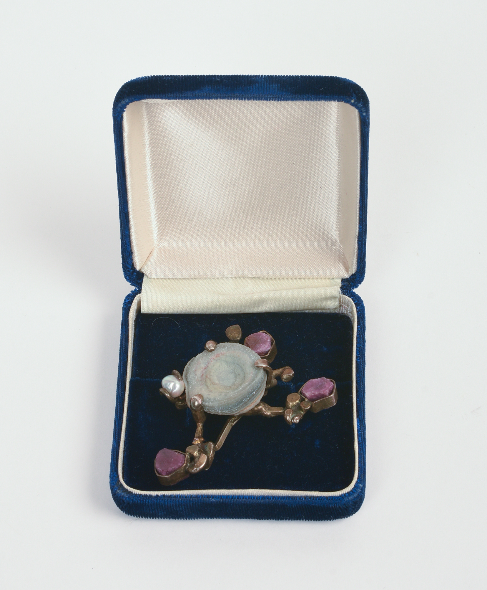 BRUTALIST BROOCH WITH AMETHYST, PEARL AND GEODE.