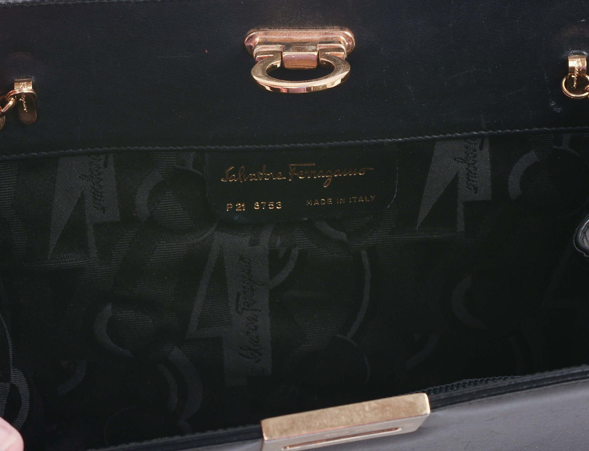FERRAGAMO PATENT LEATHER PURSE.