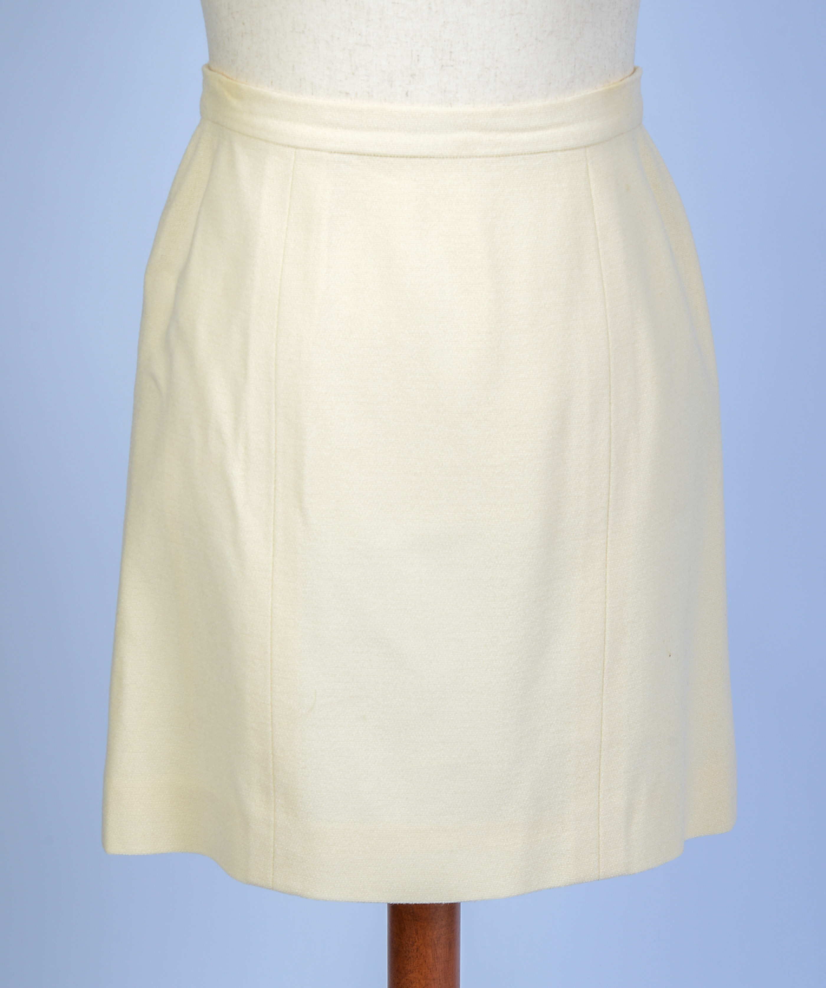 CHANEL BOUTIQUE SKIRT IN WHITE, SIZE 44.