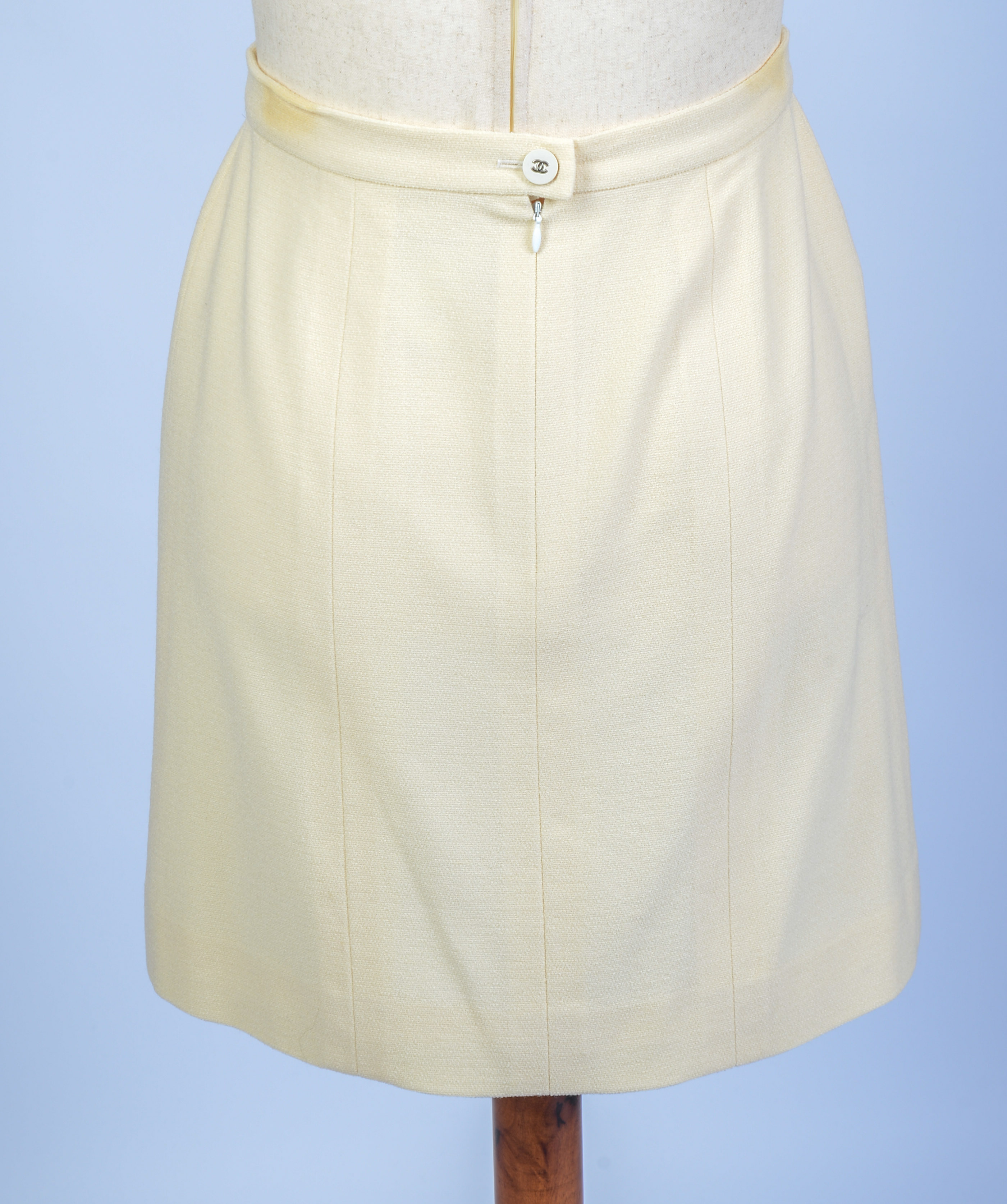 CHANEL BOUTIQUE SKIRT IN WHITE, SIZE 44.