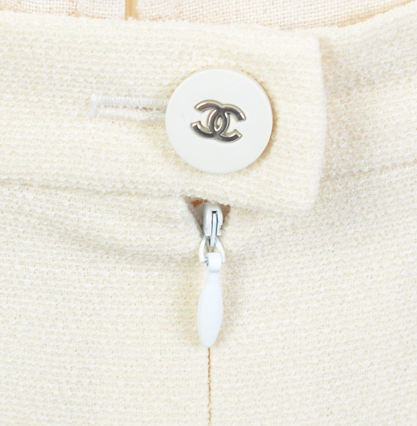 CHANEL BOUTIQUE SKIRT IN WHITE, SIZE 44.