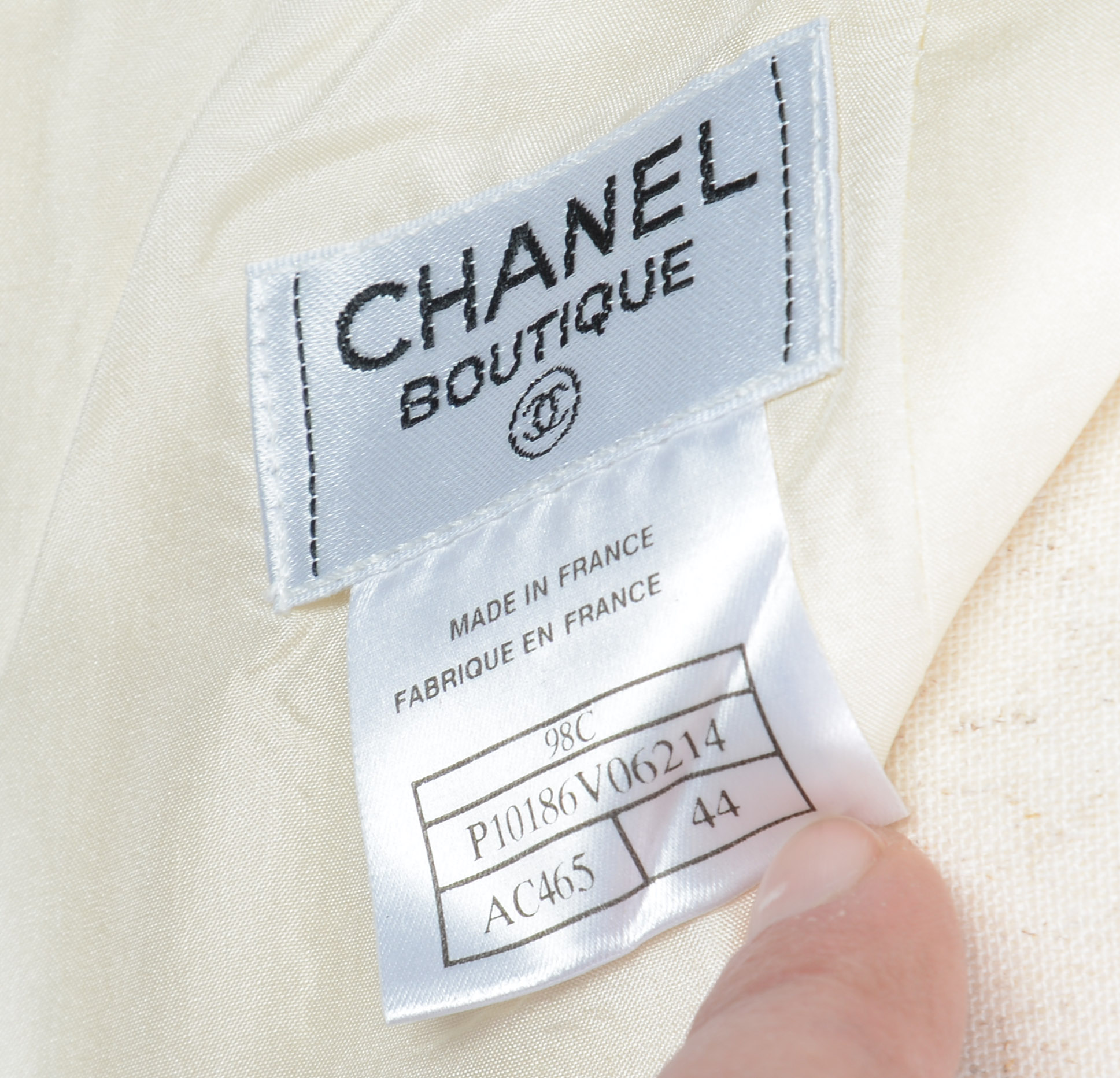 CHANEL BOUTIQUE SKIRT IN WHITE, SIZE 44.