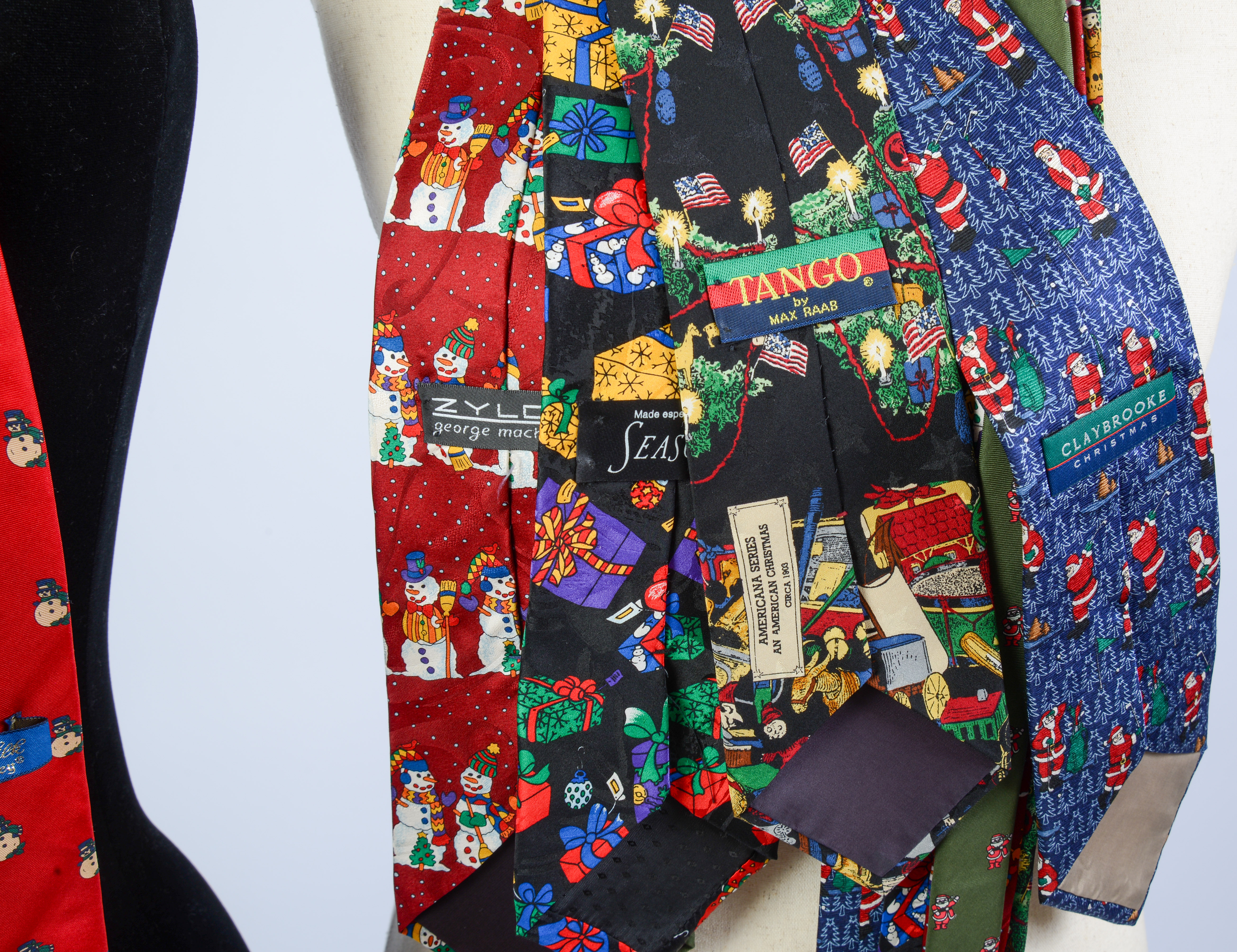 TEN CHRISTMAS THEMED TIES.