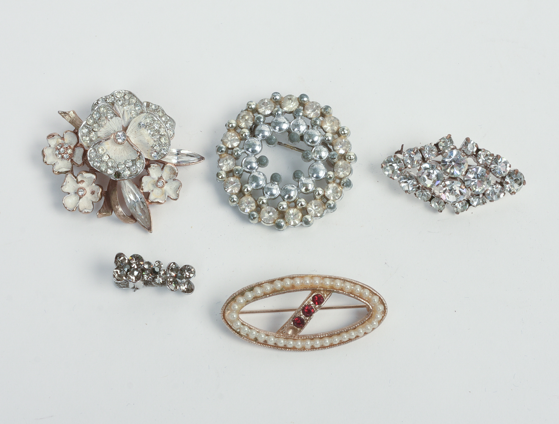 FOUR VINTAGE BROOCHES AND A CLIP.