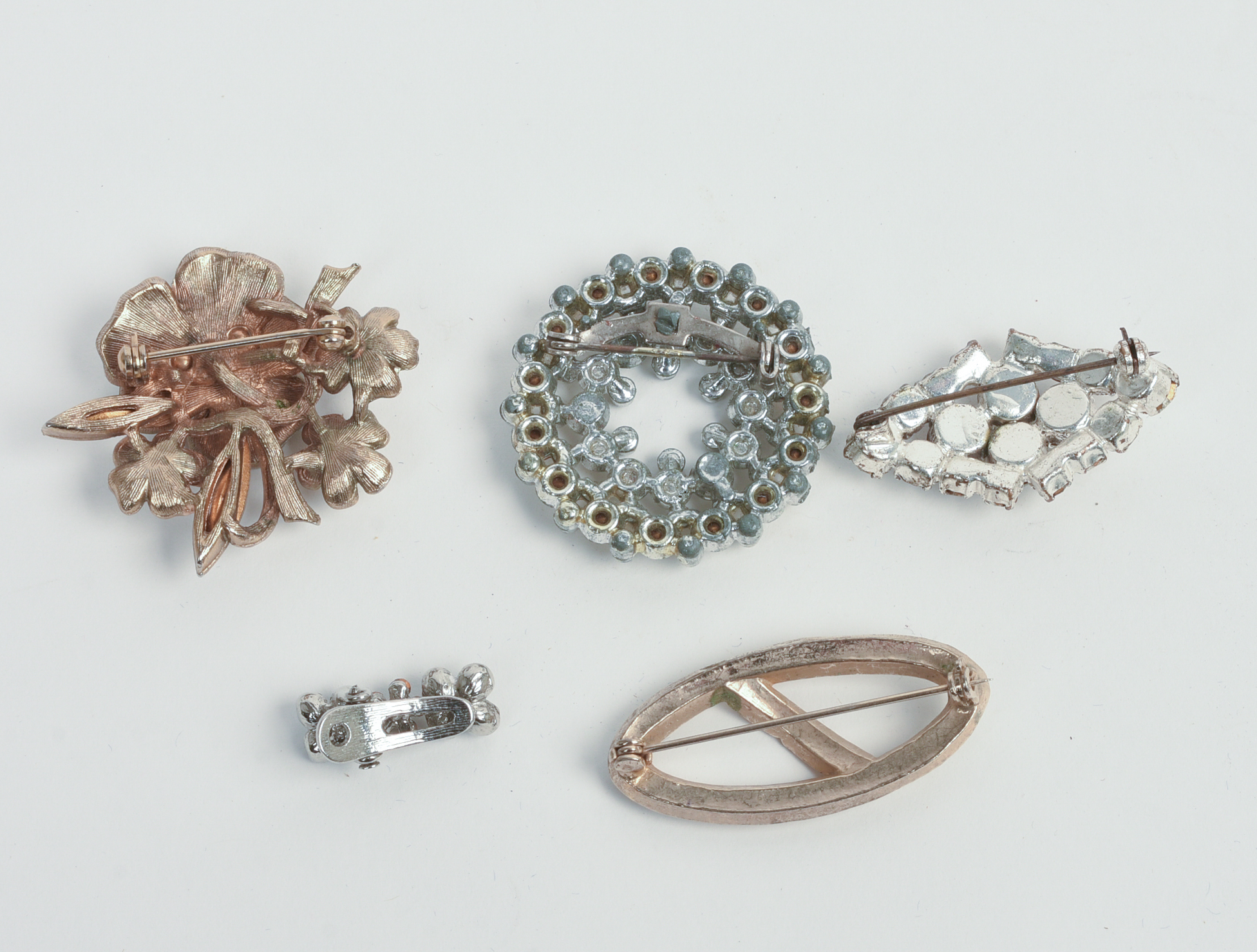 FOUR VINTAGE BROOCHES AND A CLIP.