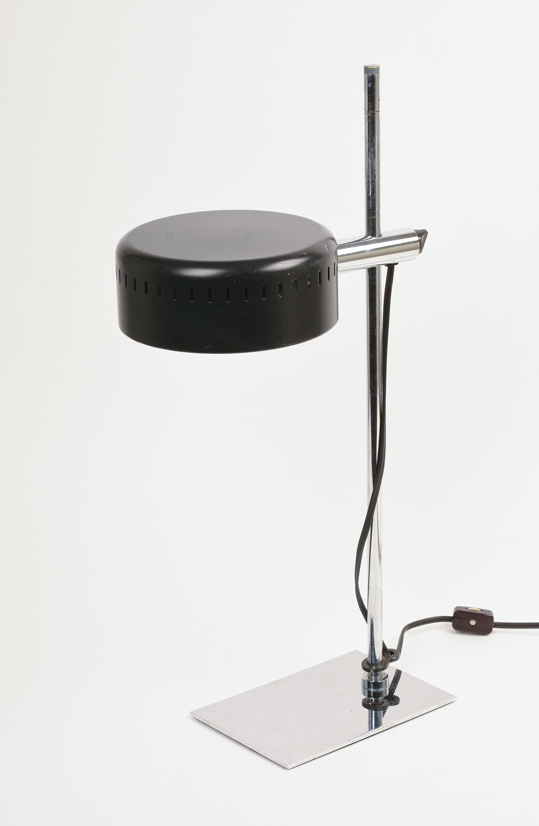 ROBERT SONNEMAN TIK 7701 DESK LAMP.