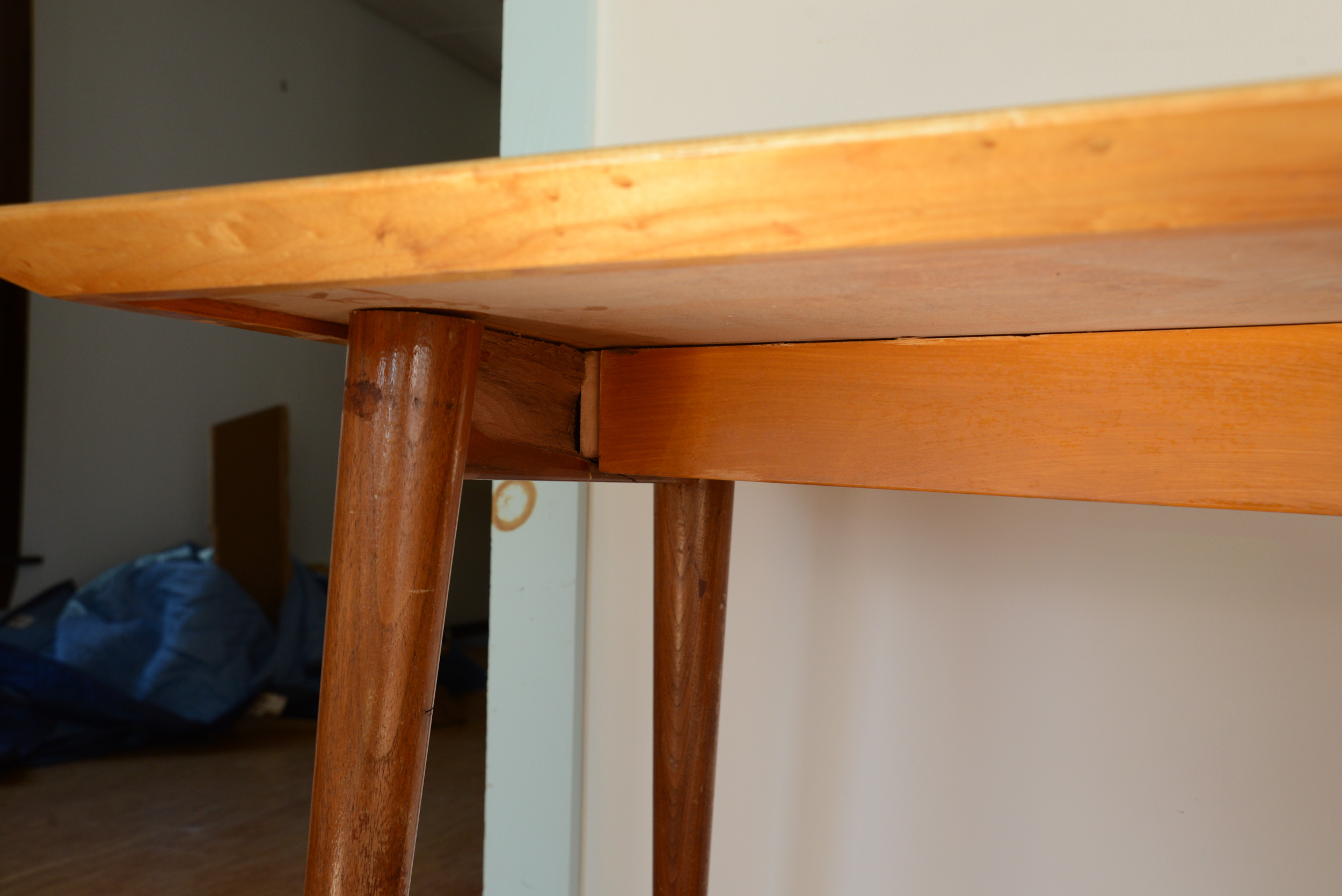 FLORENCE KNOLL SINGLE PEDESTAL DESK.