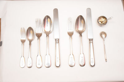 ARCHIVES D’ANDRE&Iuml; BALASHOV (1899-1969)M&Eacute;NAG&Egrave;RE comprenant : deux cuill&egrave;res &agrave; soupe, deux 