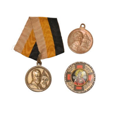 LOT DE DEUX JETONS COMM&Eacute;MORATIFS&agrave; l’occasion des 300 ans de la maison Romanoff,27 mm, un avec 