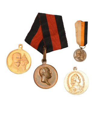LOT : 1) M&eacute;daille 1812-1912, bronze, 28 mm, avec sonruban, A.B.E. 2) M&eacute;daille Pierre le Grand 