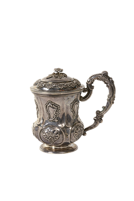 CHOPE AVEC SON COUVERCLE
D&eacute;cor&eacute;e d’un motif fleuri
Argent grav&eacute; et repouss&eacute;
Poin&ccedil;ons : 