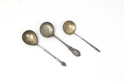 LOT de couverts de table par K. FABERGE
Comprenant : deux cuill&egrave;res de service et une cuill&egrave;re 