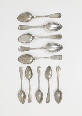 LOT de couverts de table
Comprenant : cinq cuill&egrave;res &agrave; soupe (orn&eacute;es des armoiries d'une 