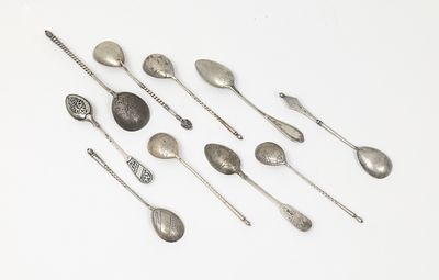 SIX CUILL&Egrave;RES &Agrave; TH&Eacute; par K. FABERGE
Diff&eacute;rents mod&egrave;les. Nous y joignons trois cuill&egrave;res &agrave; th&eacute; de 