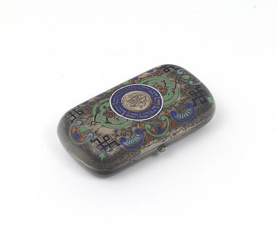 TABATIERE DE STYLE ORIENTAL
Argent, &eacute;mail cloisonn&eacute;
Poin&ccedil;ons : АБ, Saint-P&eacute;tersbourg et 88
5,5 