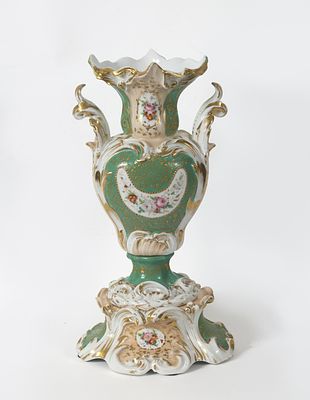 VASE DE STYLE ROCOCO
Porcelaine peinte et dor&eacute;
Travail russe, XIXe si&egrave;cle
Marque : &laquo; MA &raquo; bleue 