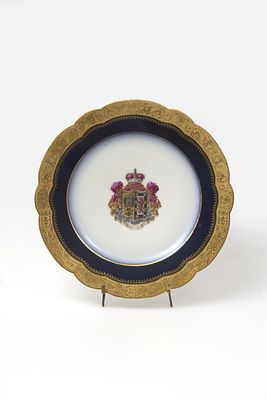 ASSIETTE issue du service de la princesse Yuryevskaya
D&eacute;cor&eacute;e de l’armoirie de la famille des 