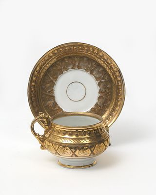 TASSE ET SA SOUS-TASSE
Manufacture Kouznetsov, Moscou, Russie, 1891-1917
Porcelaine dor&eacute;e 